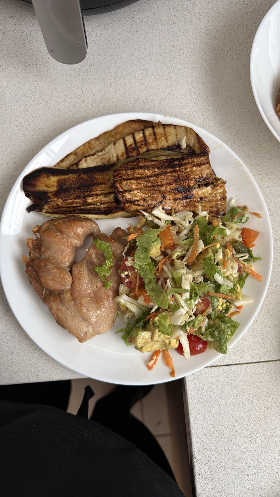 Pollo con berenjena y ensalada