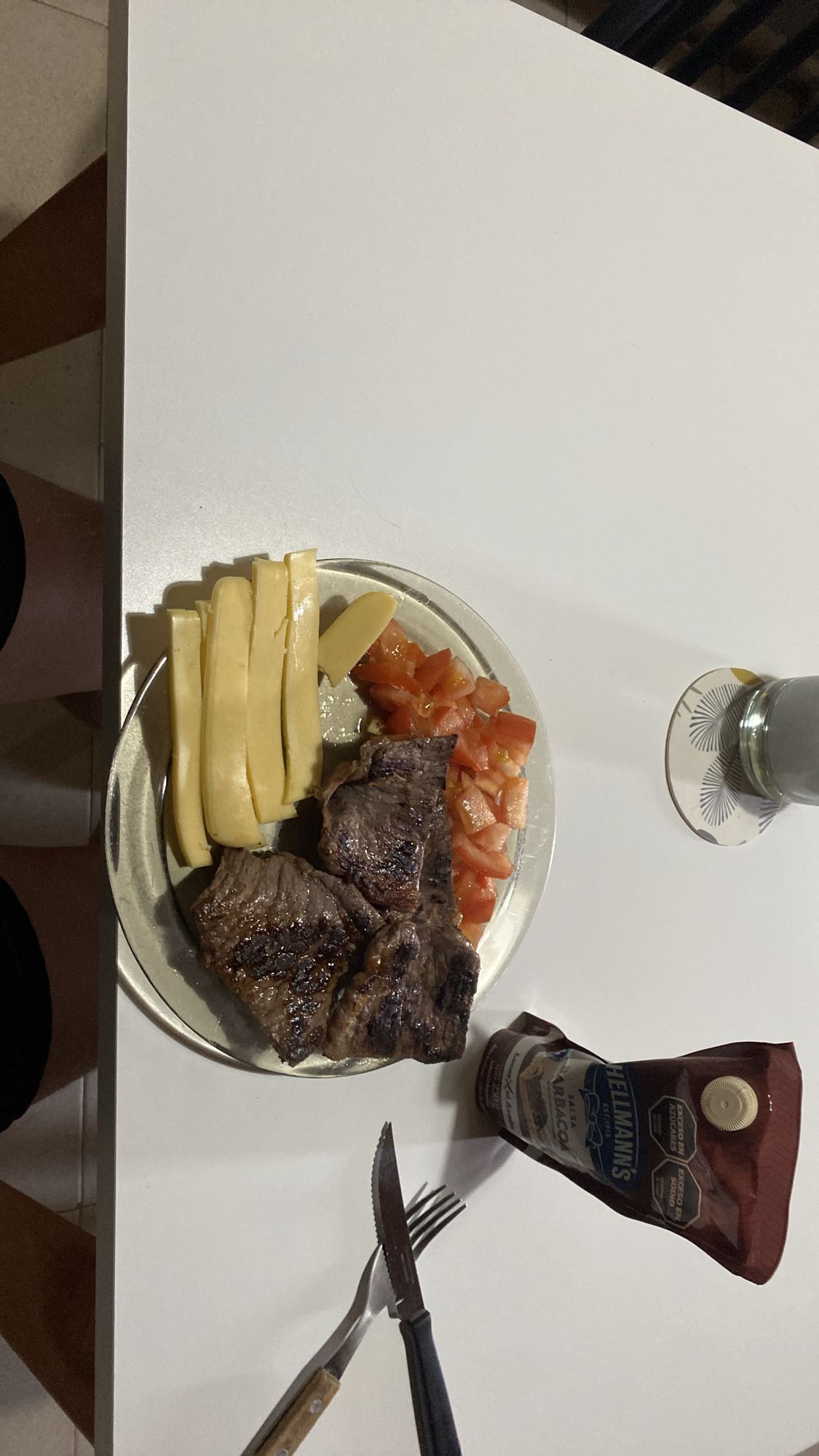 Carne con papas y tomate