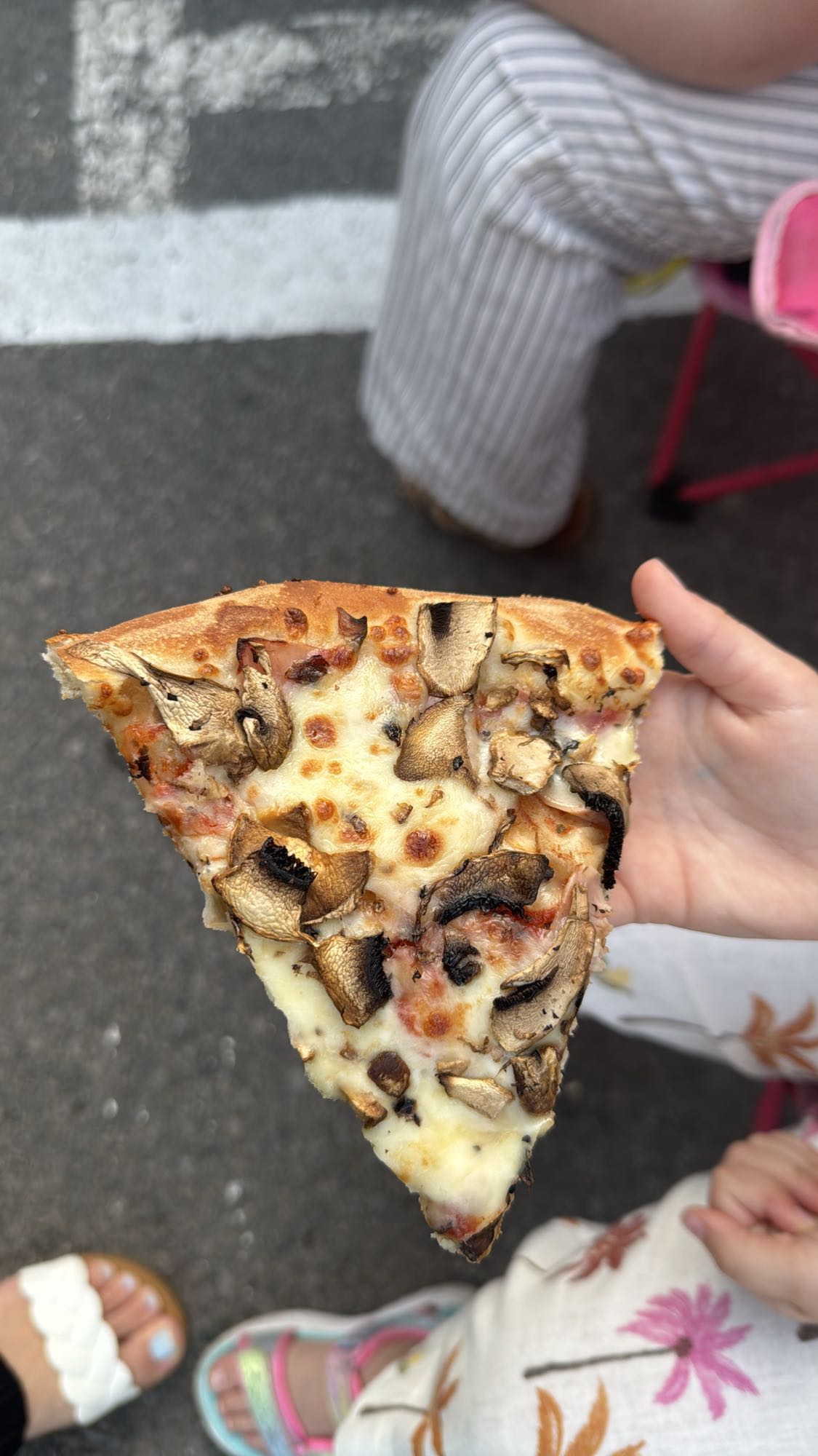 Felie de pizza cu ciuperci