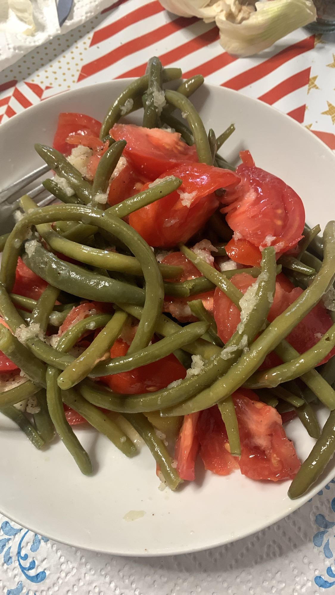 Salată fasole verde și roșii