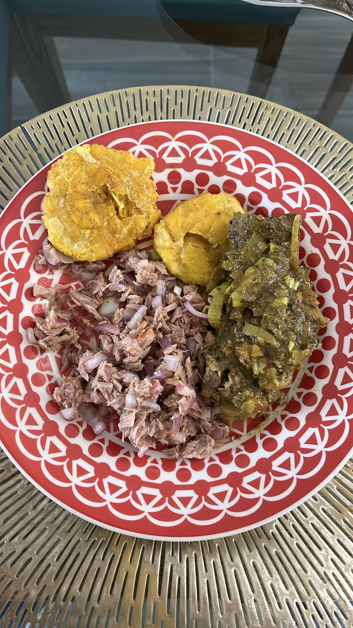 plato con carne y tostones