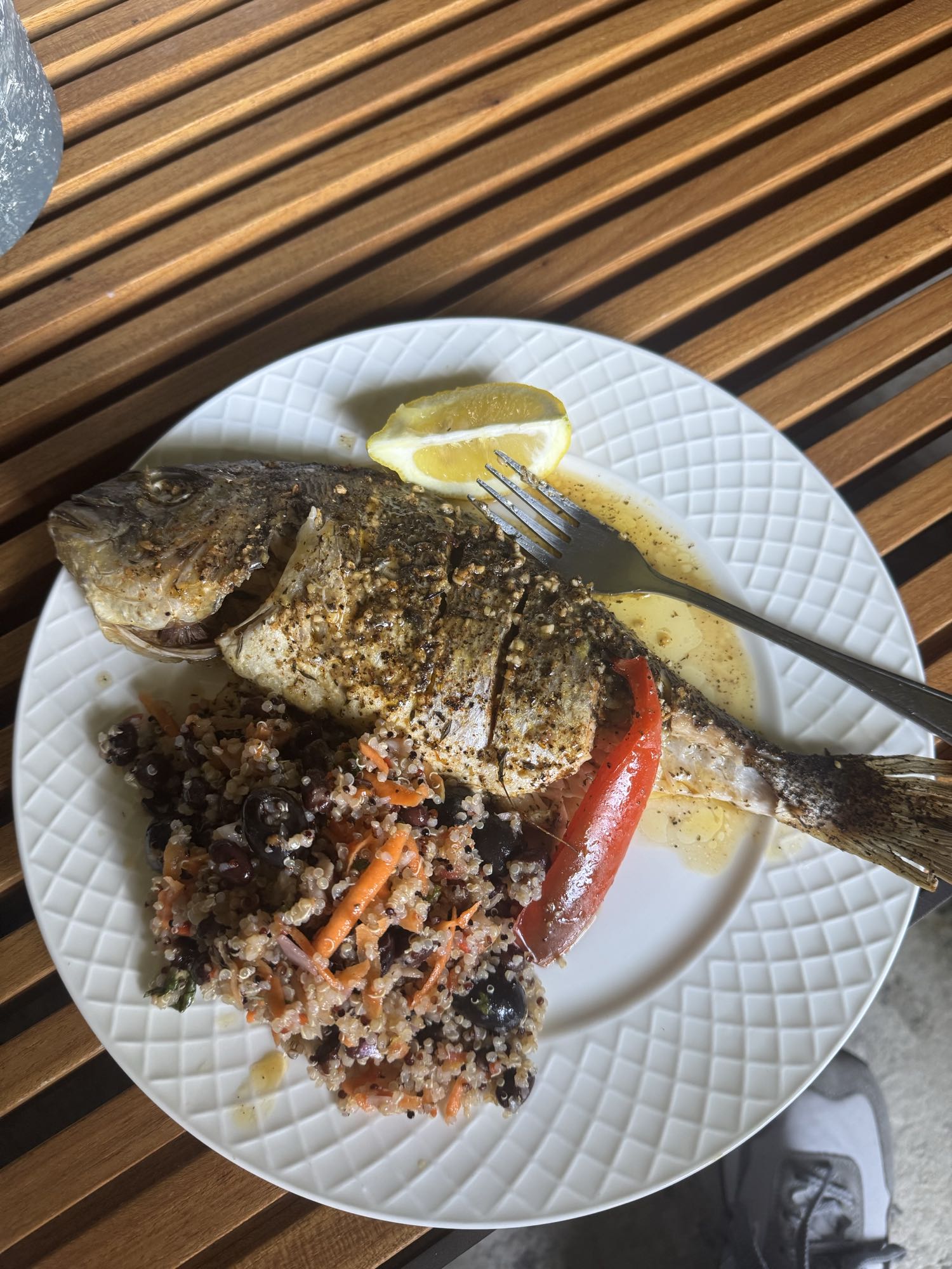Pescado asado con ensalada