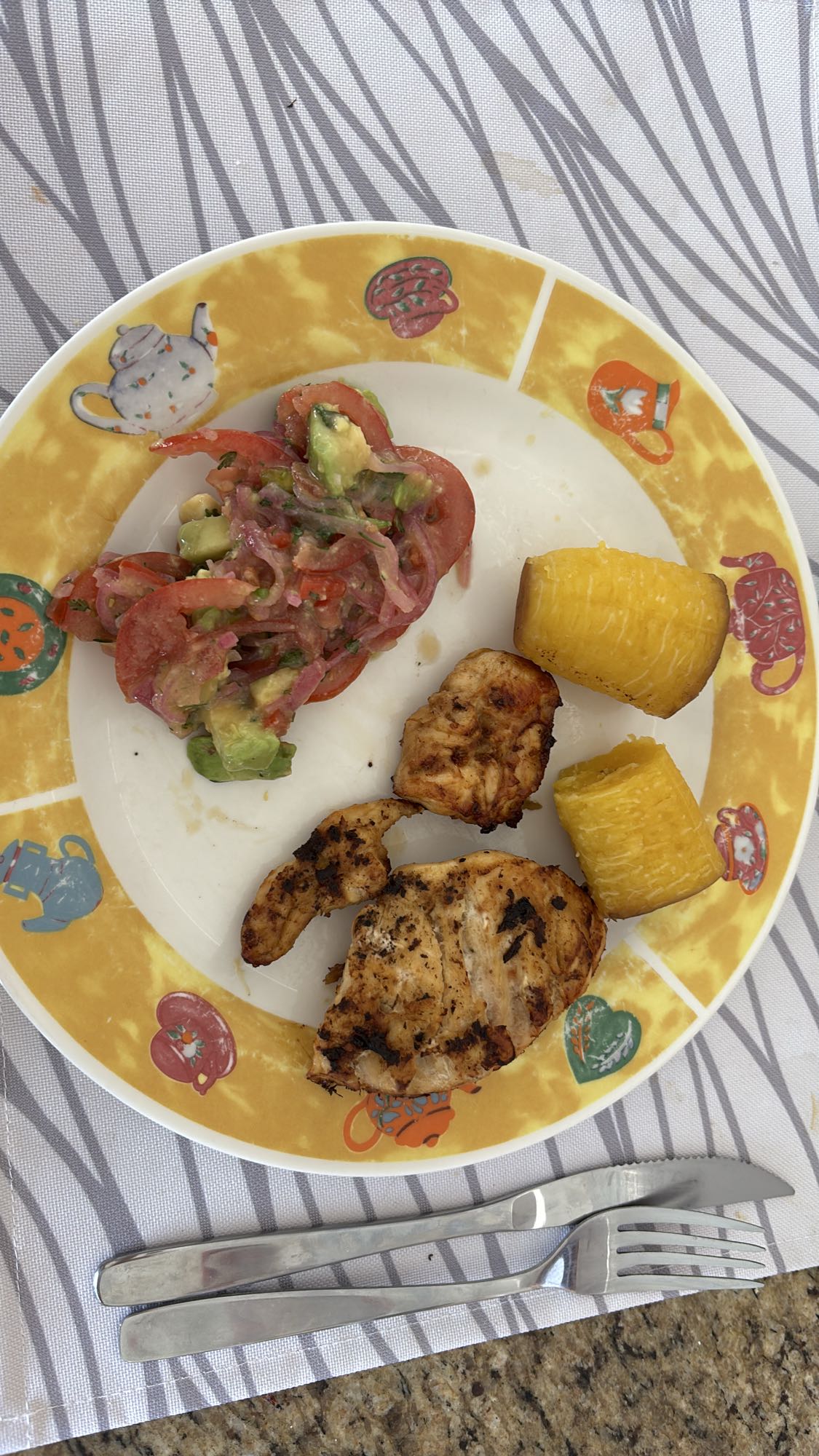 Pollo con ensalada y plátano