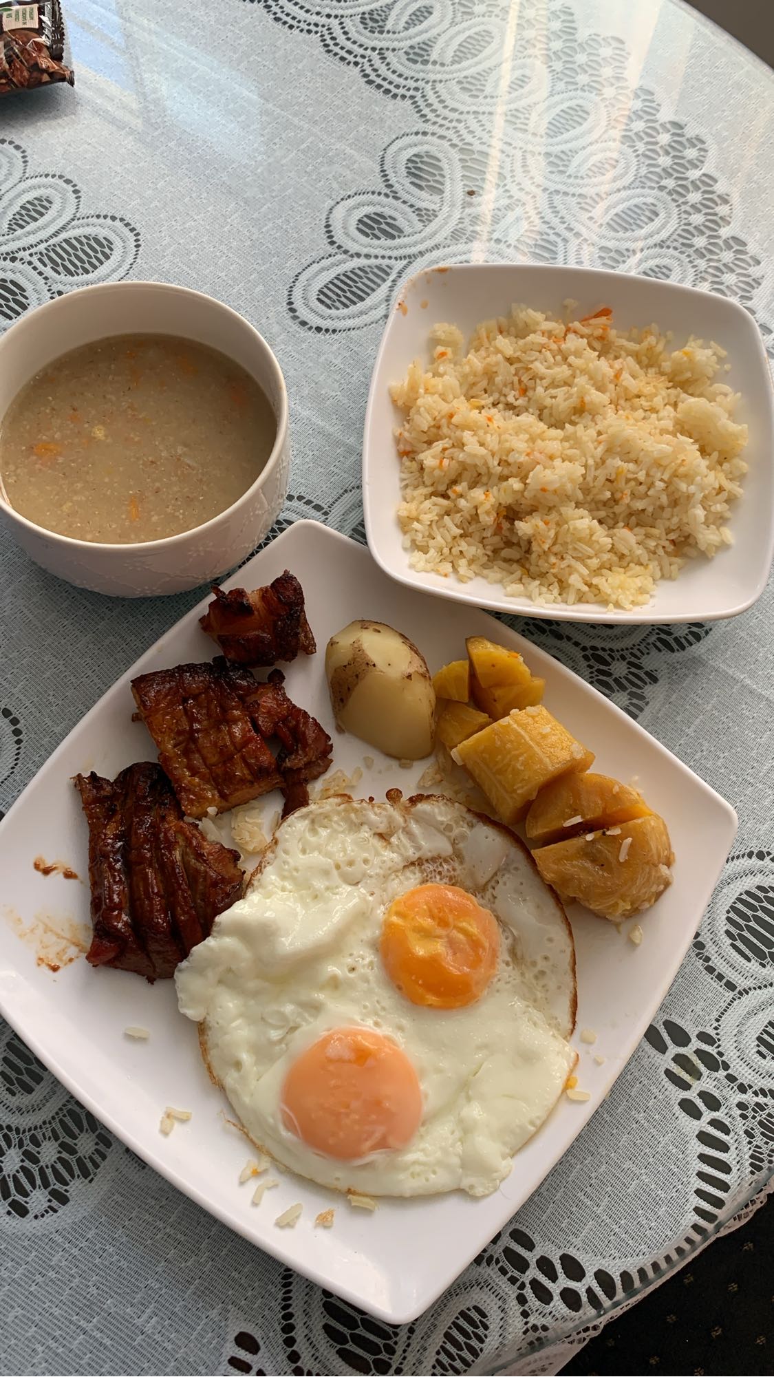 Desayuno con arroz y carne