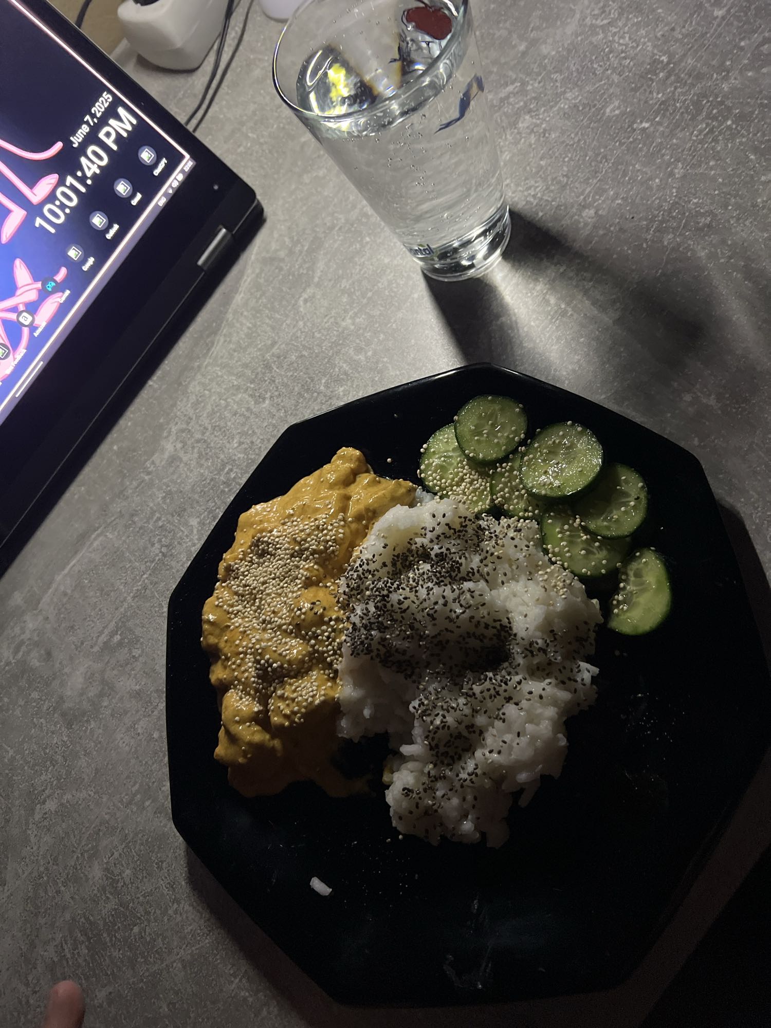 Orez cu omletă, castraveți și semințe