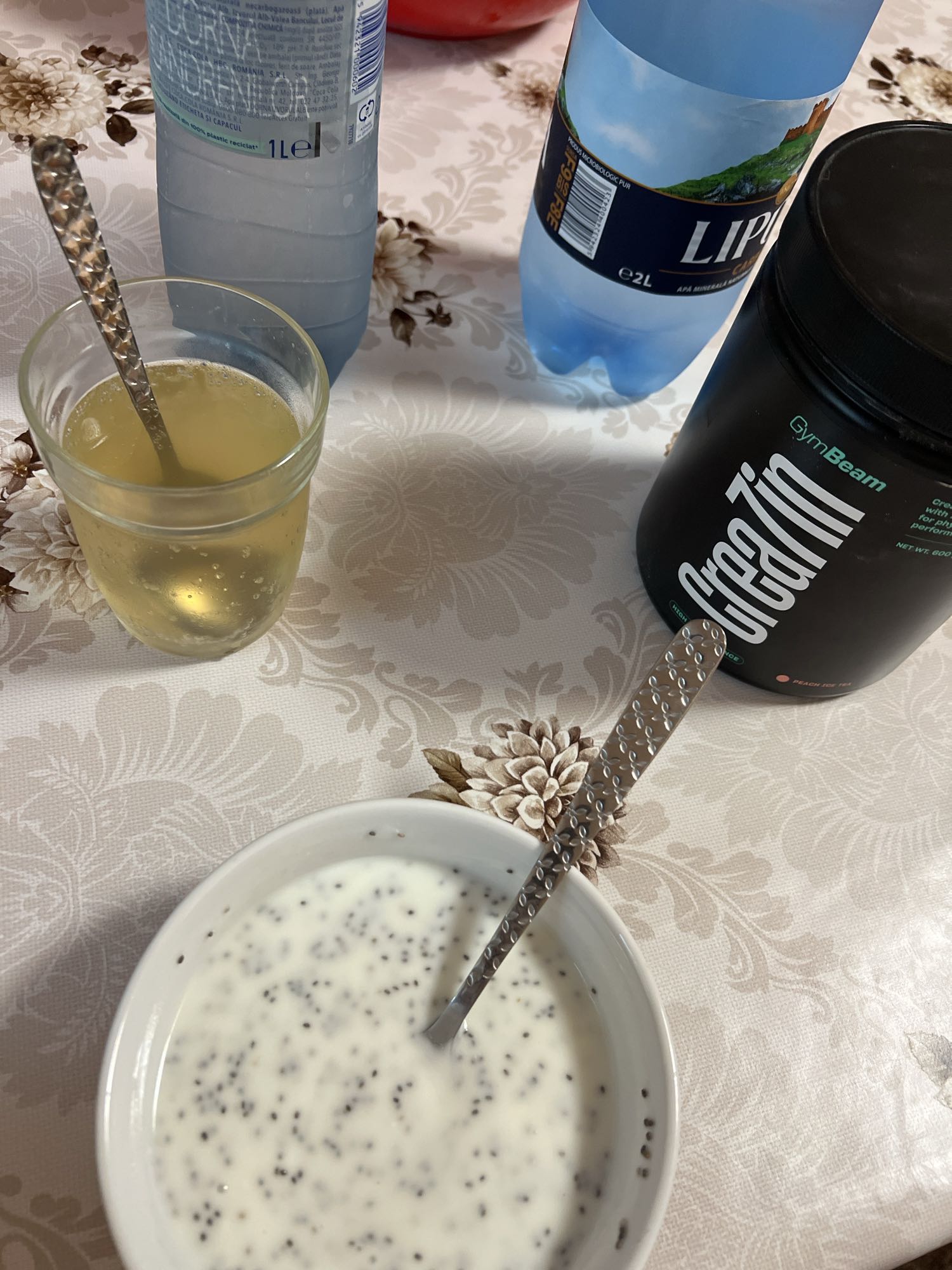 Iaurt cu chia si apa minerala