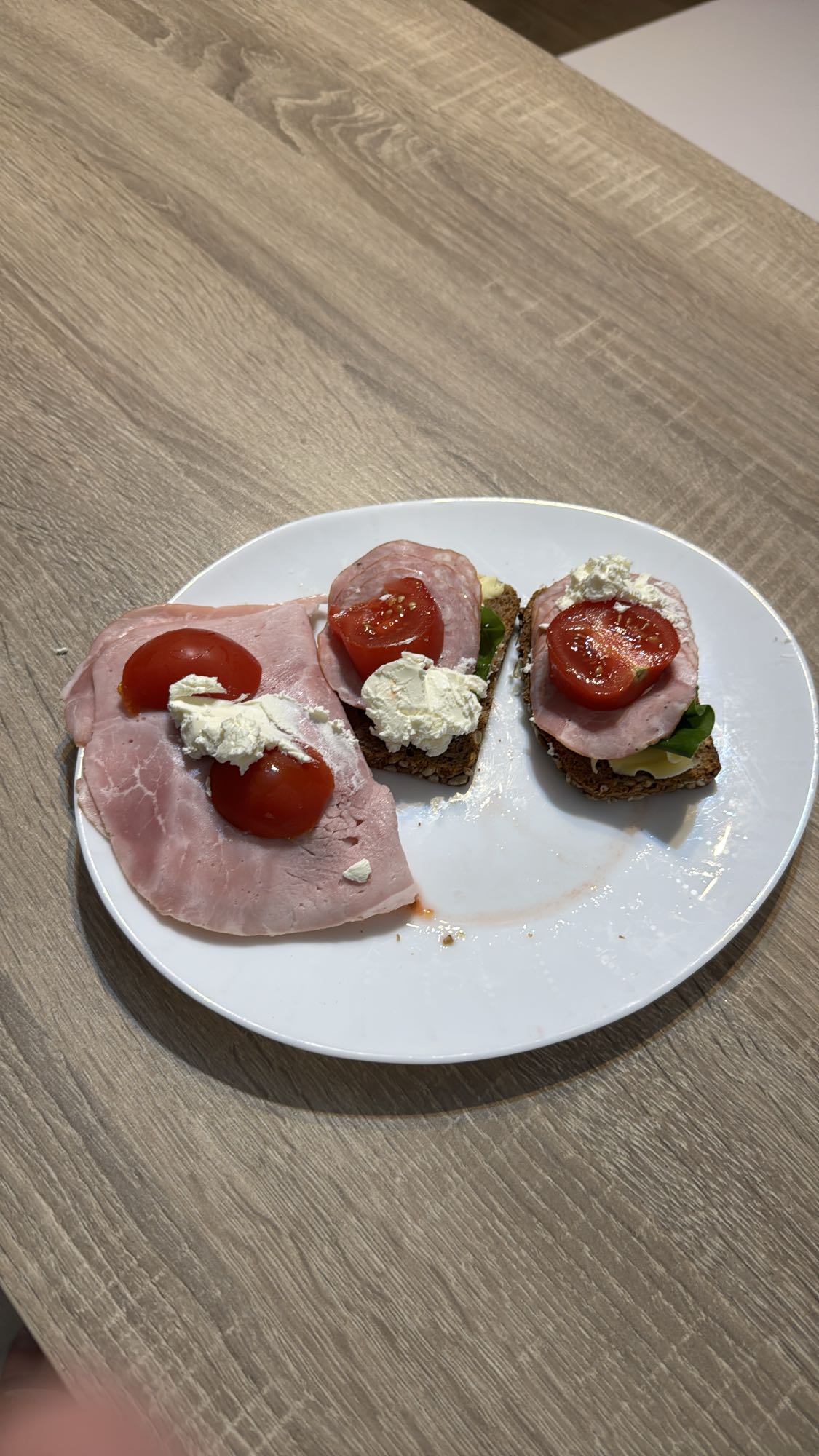 Kanapki z szynką i twarogiem