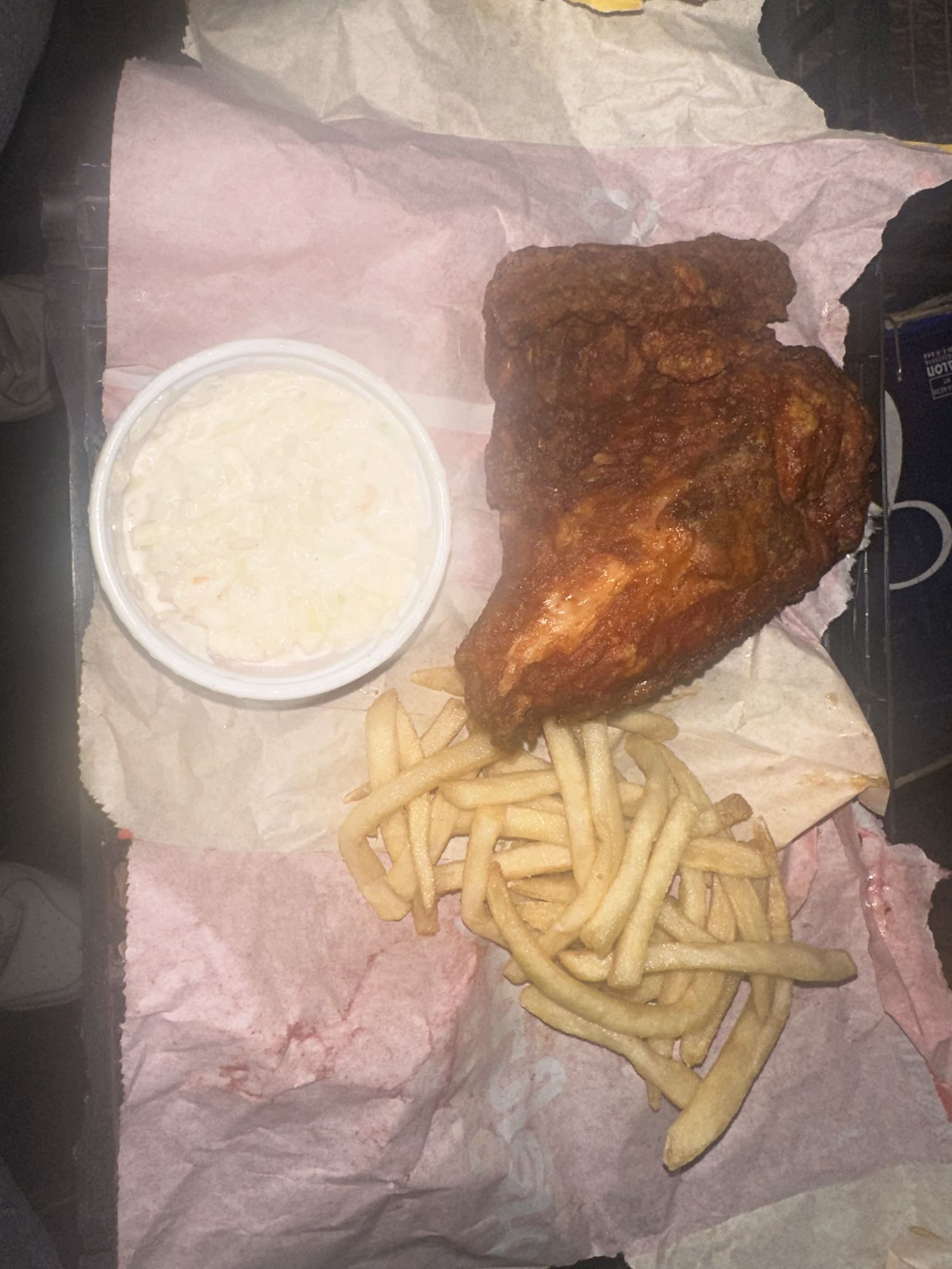 Pollo frito con guarniciones