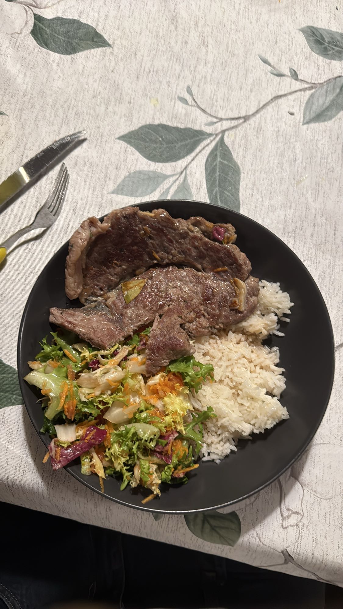 Carne con arroz y ensalada