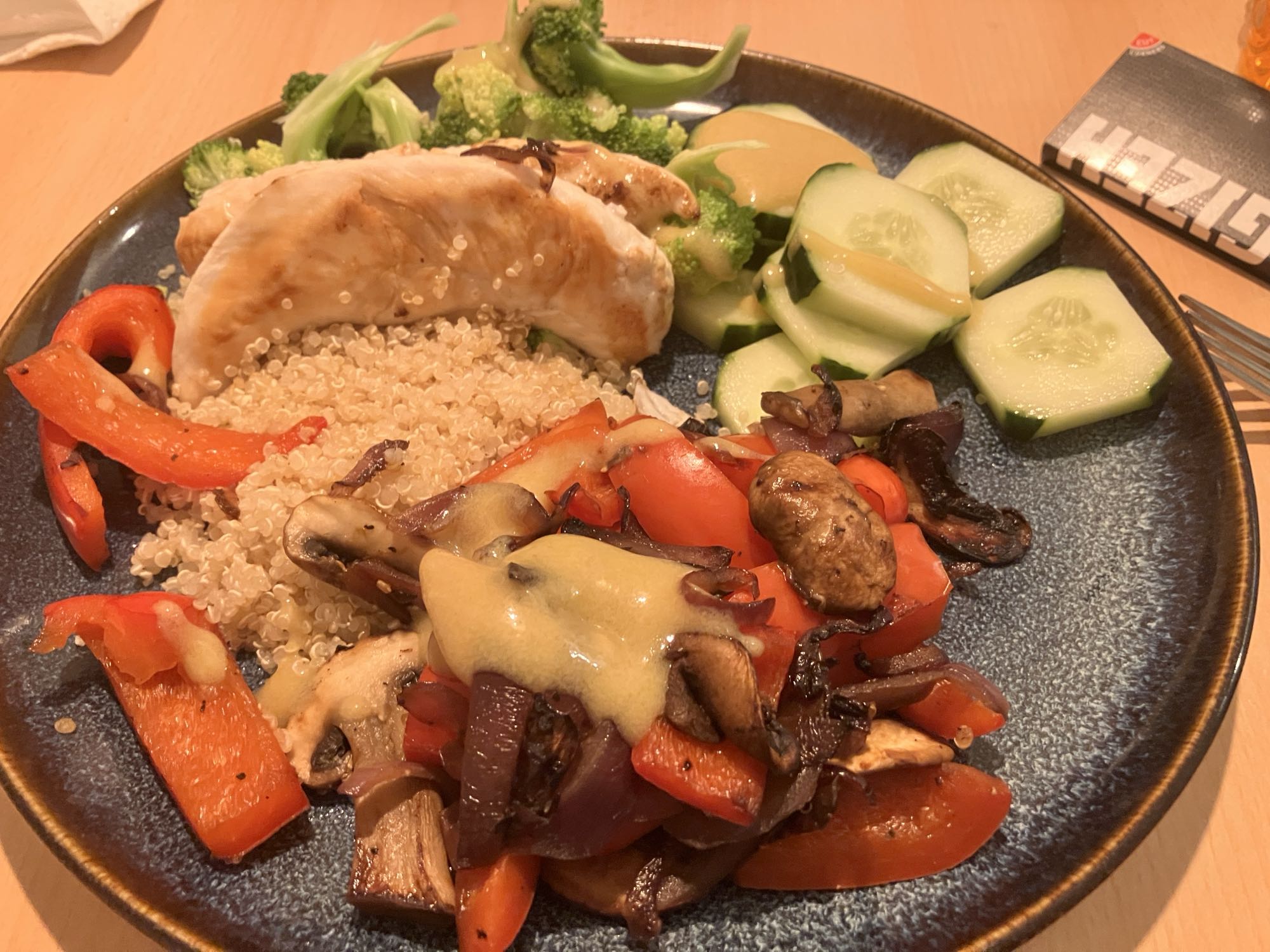 Frango com quinoa e legumes
