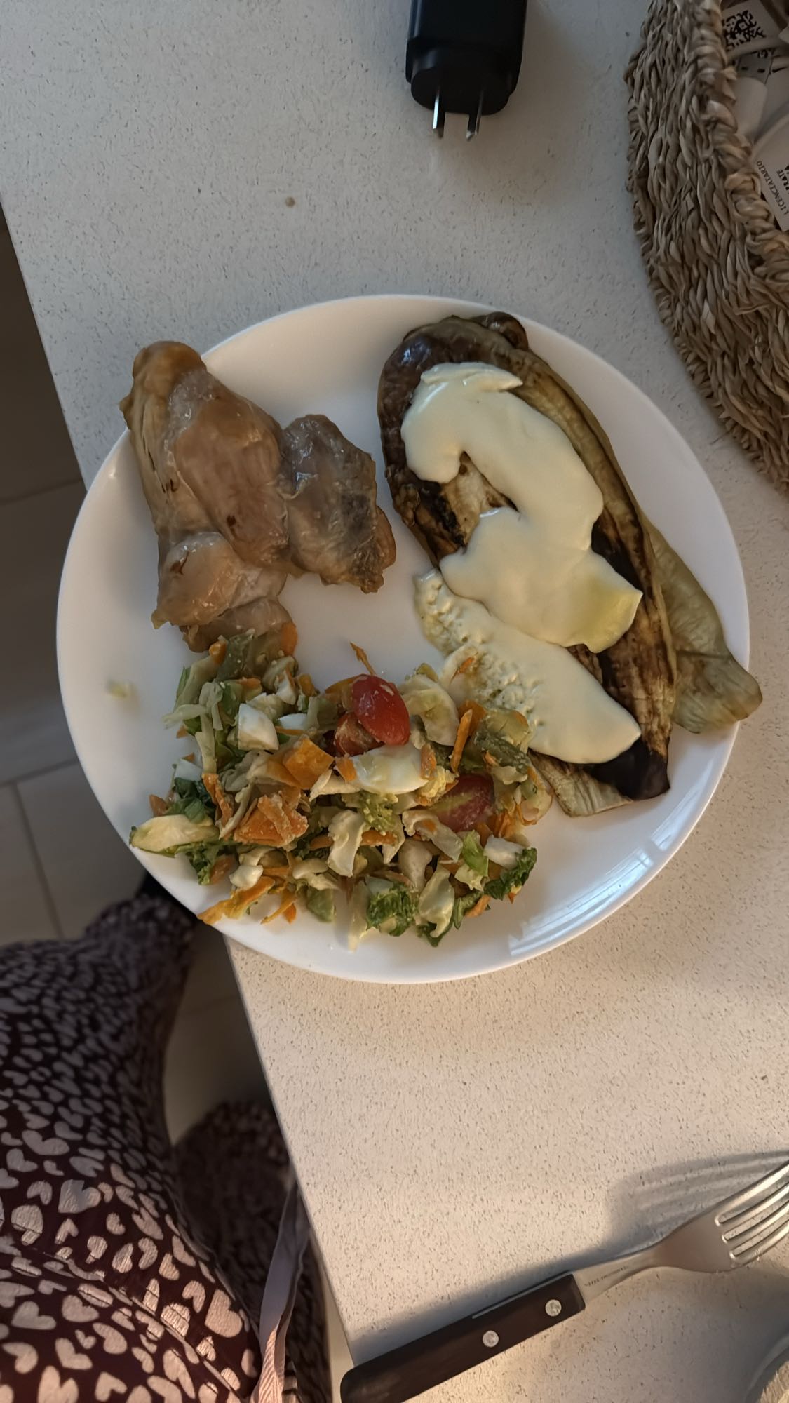 Pollo, berenjena y ensalada