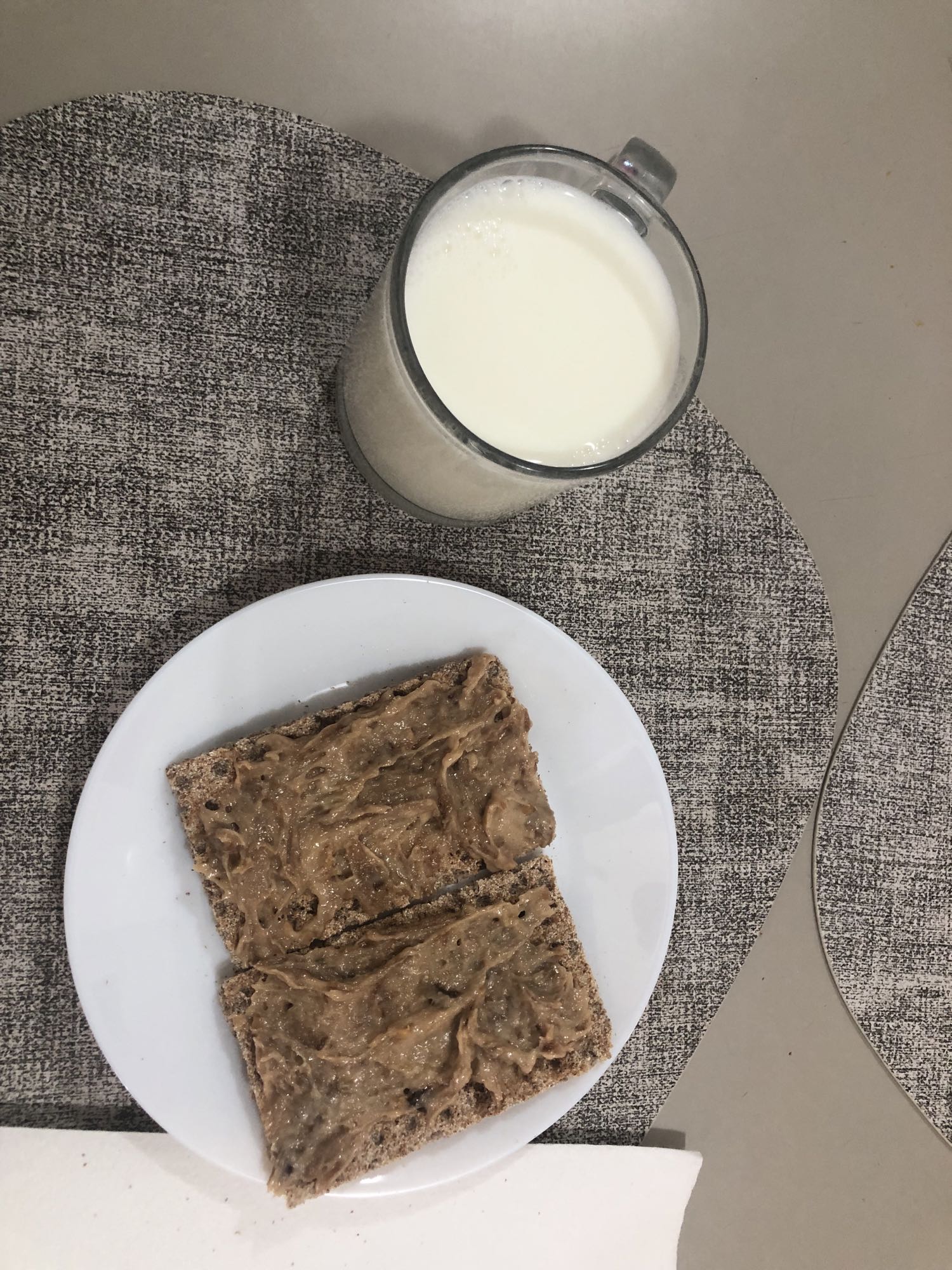 Pâine crocantă cu unt de arahide și lapte