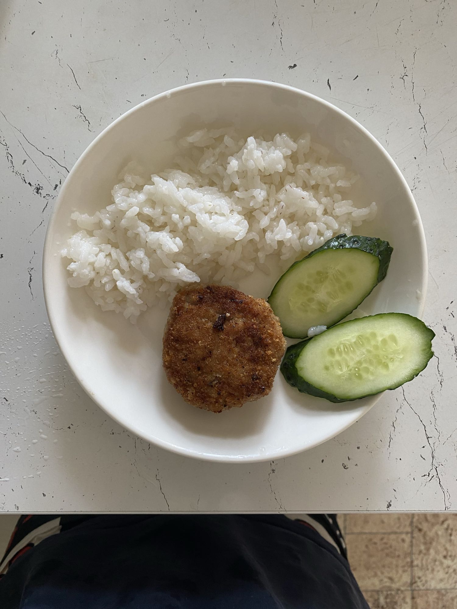 котлета с рисом и огурцом