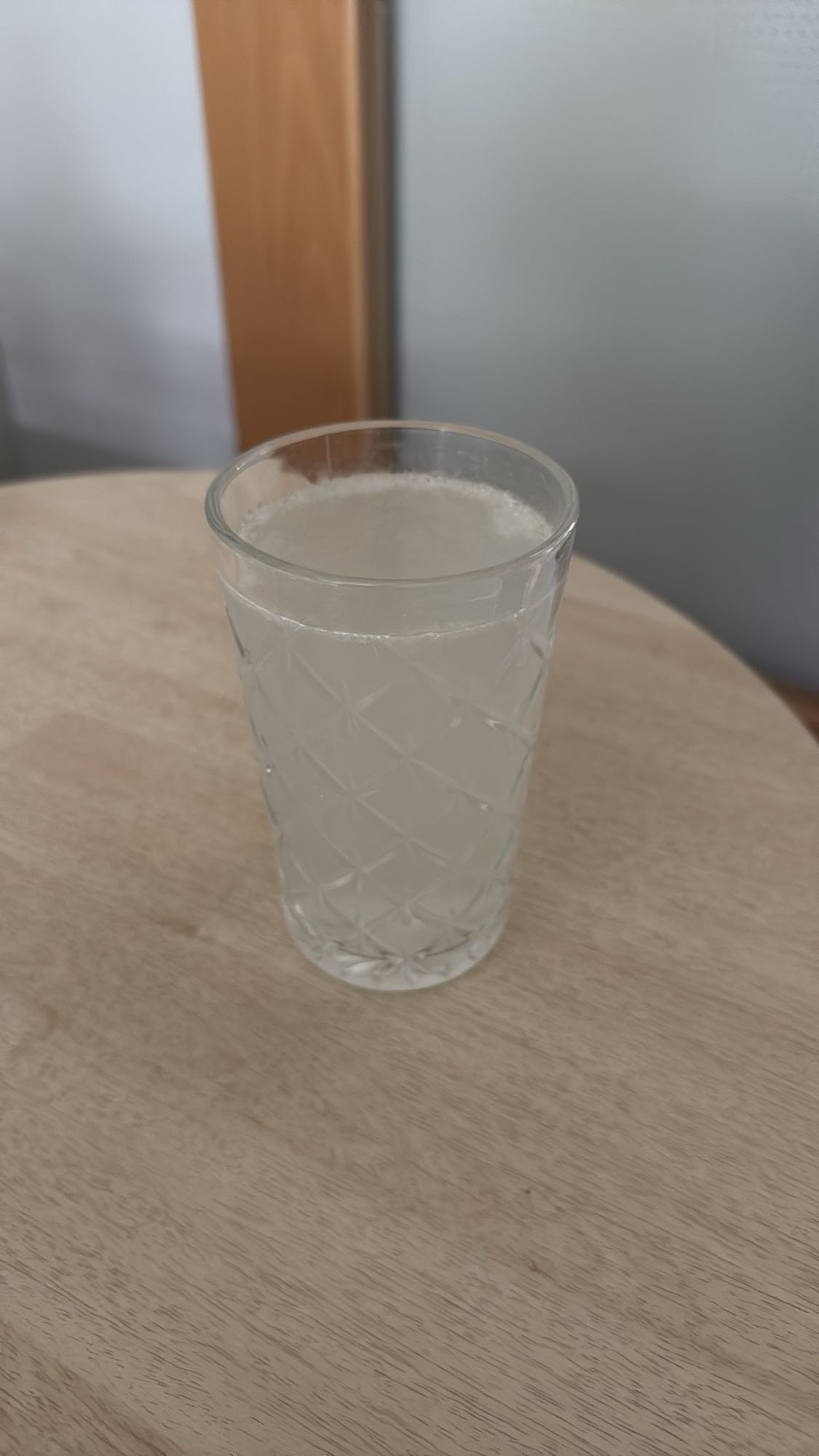 Glas Wasser mit einer ausgepressten Zitrone