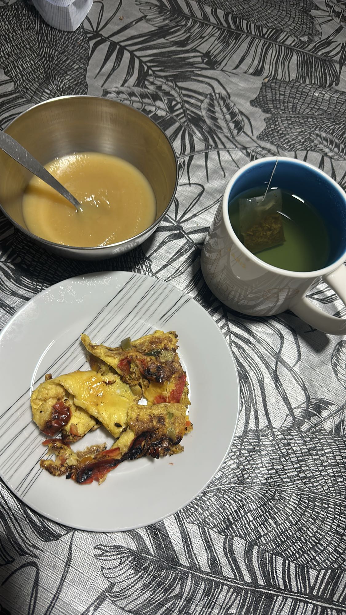Omelette, soupe, thé vert