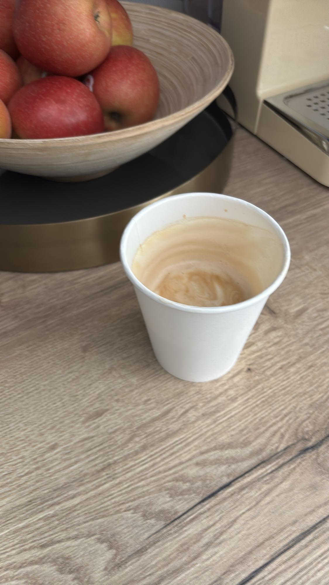 Cafea cu lapte si mere