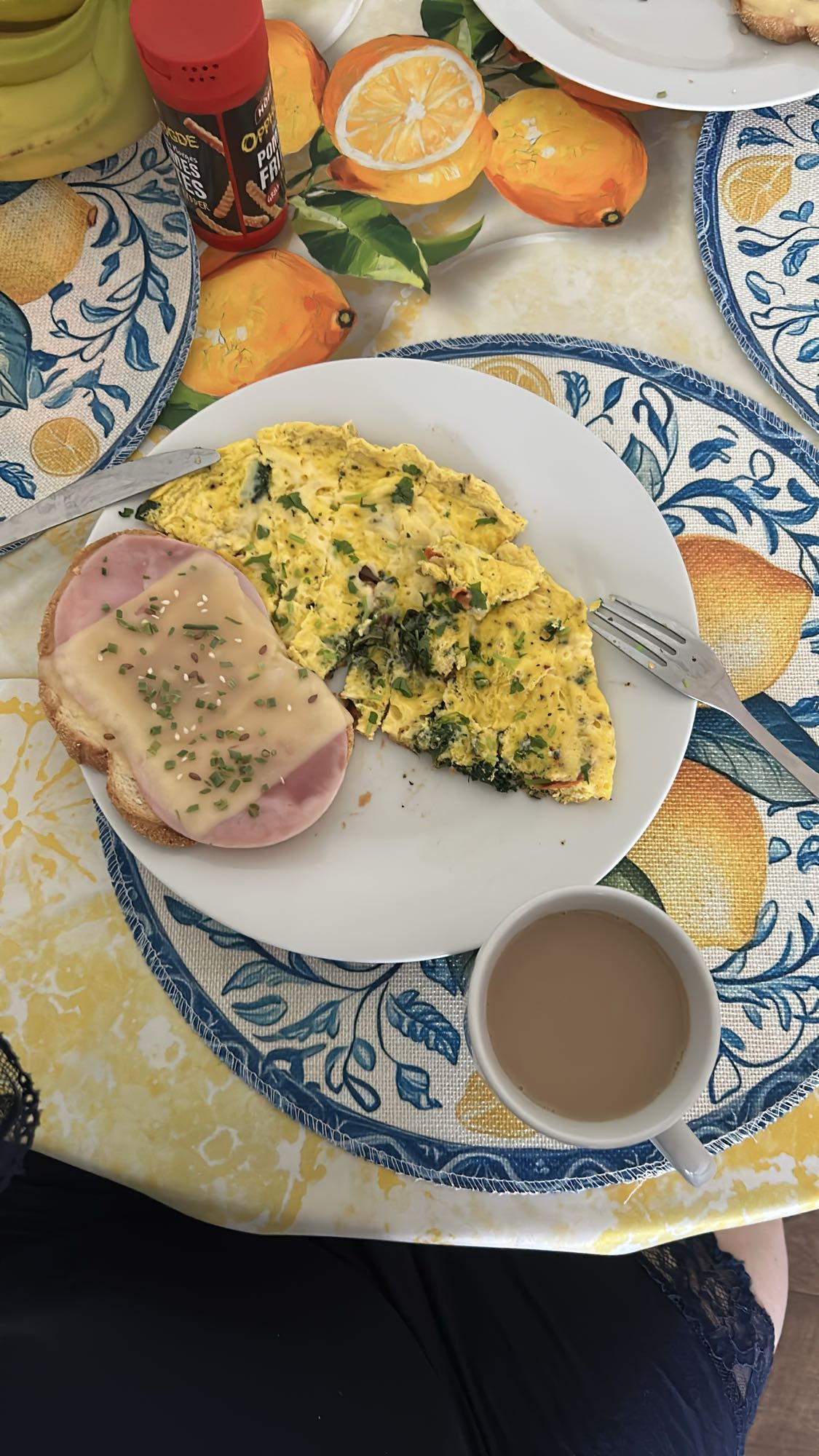 Омлет с тостом и ветчиной