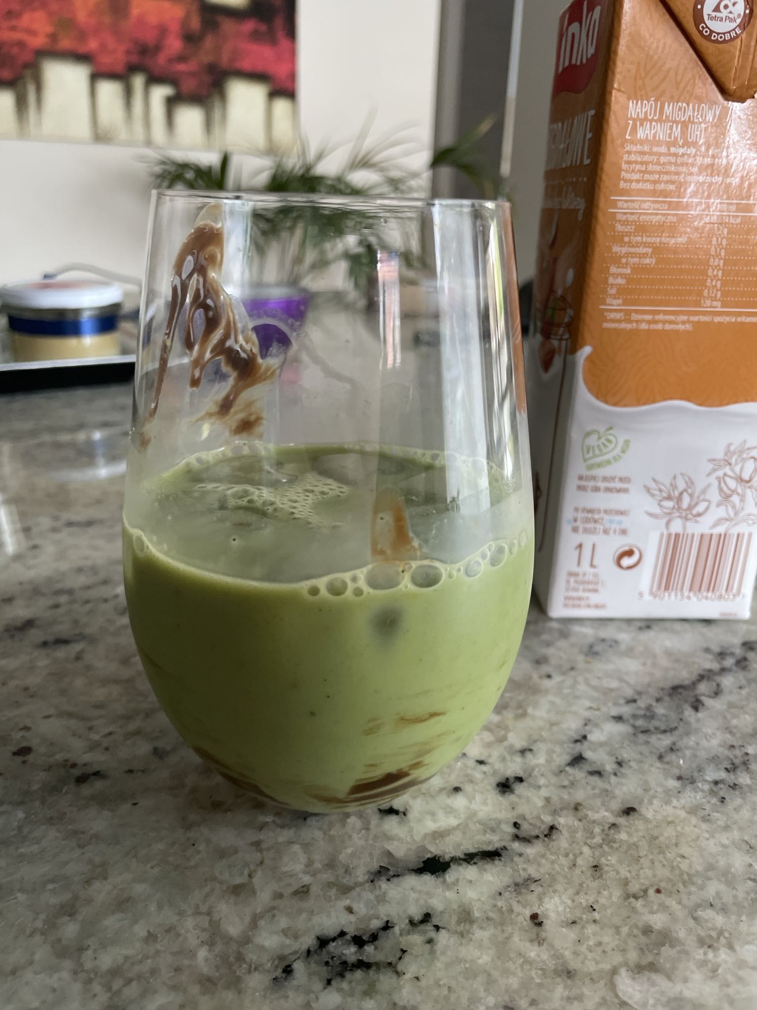 Matcha latte z mlekiem migdałowym i syropem czekoladowym bez cukru
