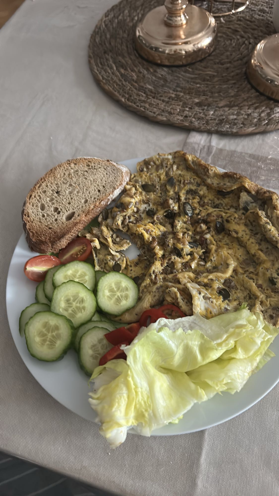 Omelet mit Gemüse und Brot