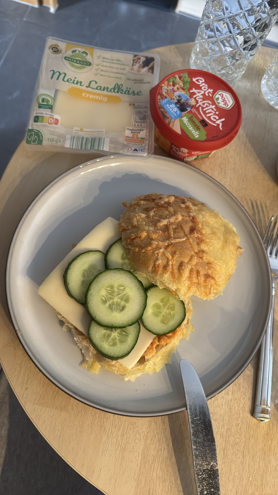 Käsebrötchen mit Gurke