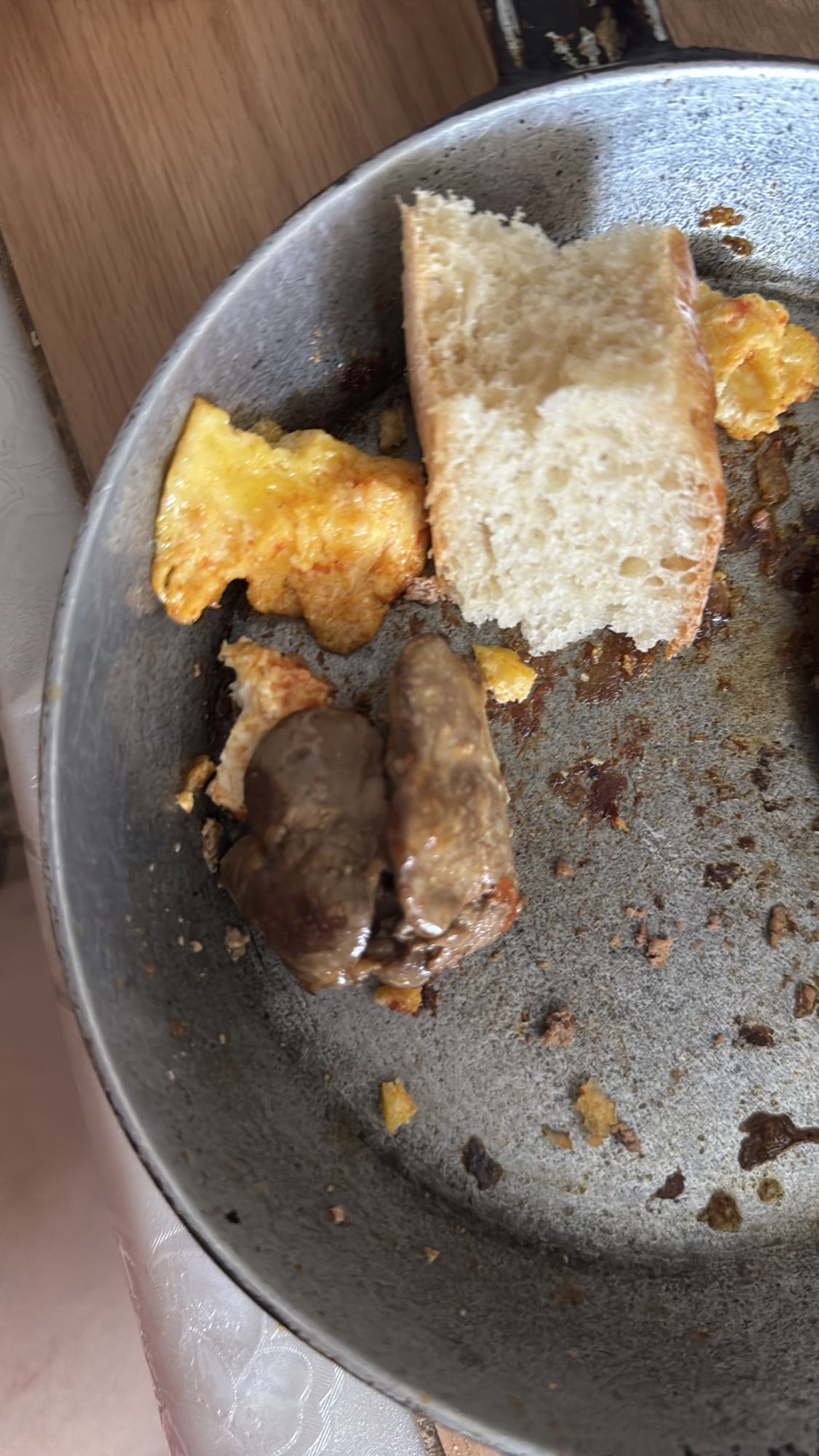 Yumurtalı ciğer ve ekmek