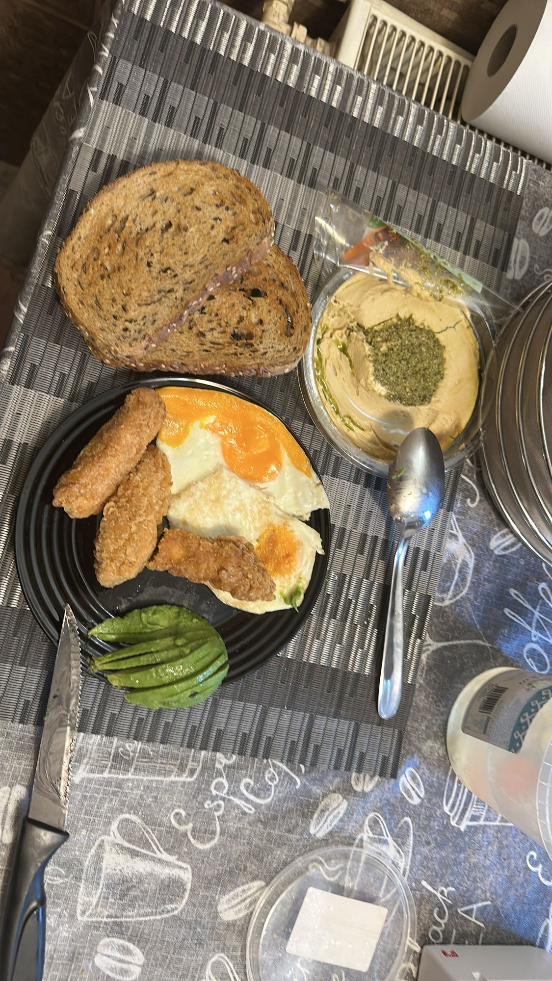 Mic dejun cu ou, hummus și pâine