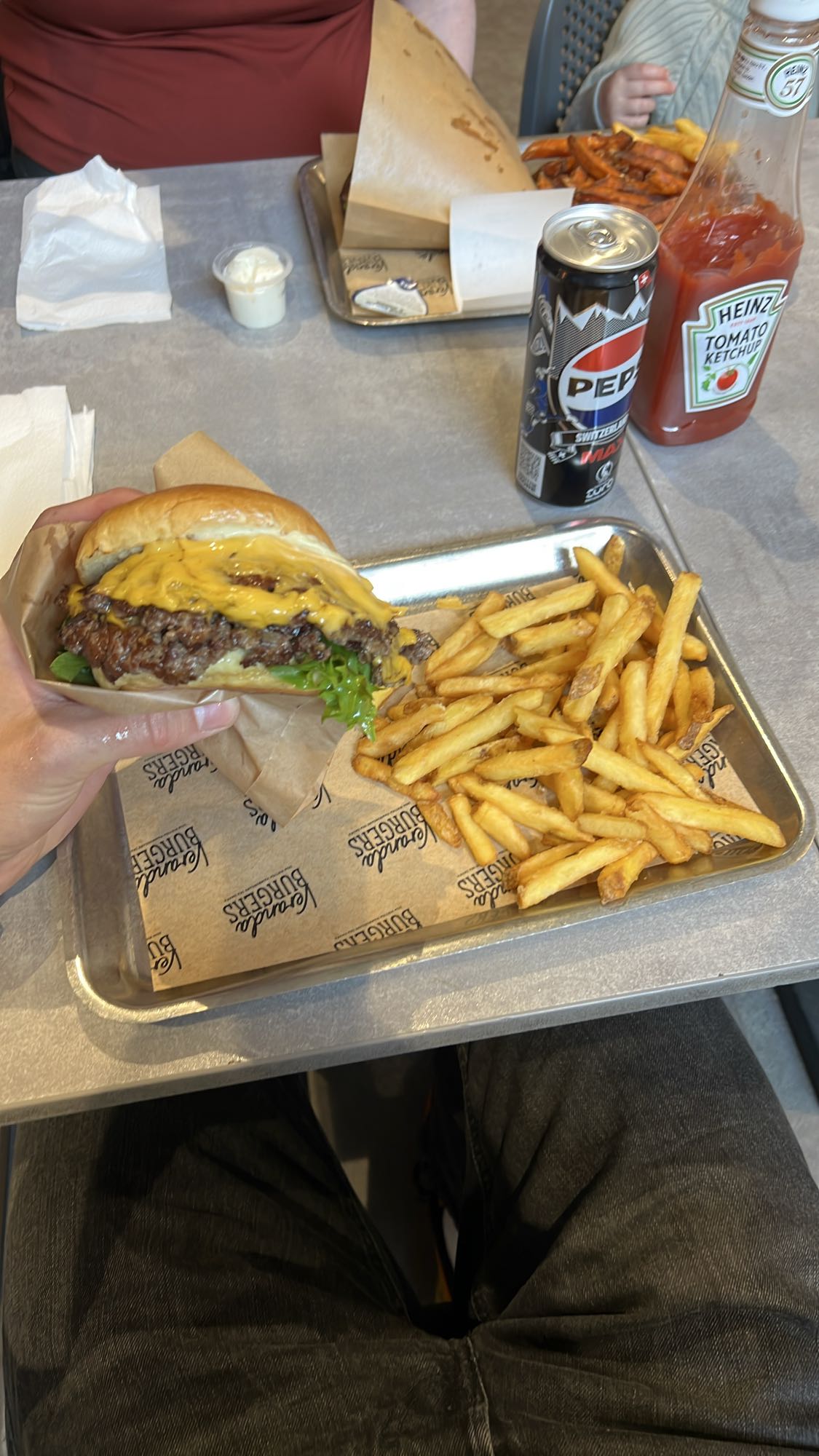 Cheeseburgare med pommes