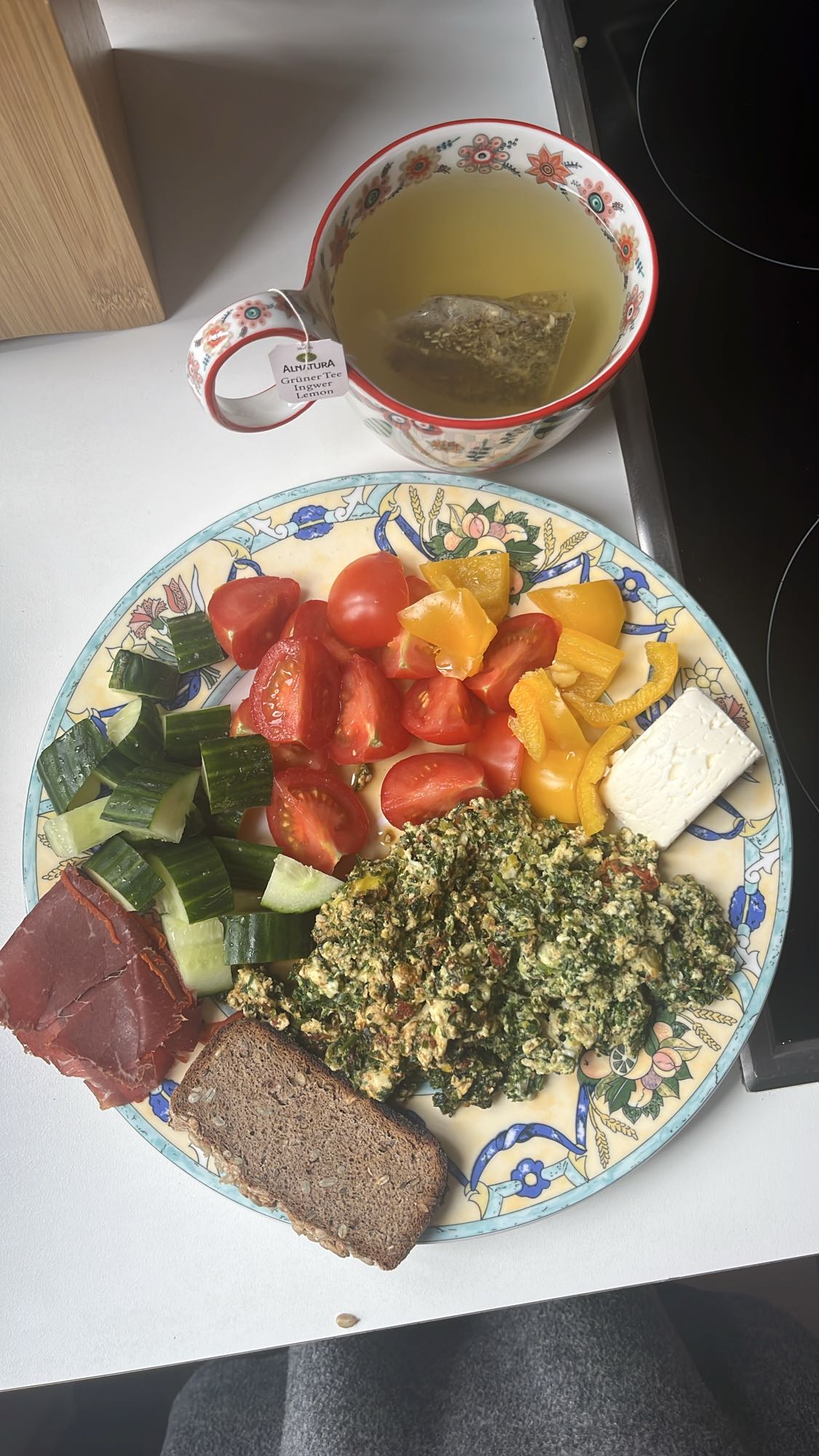 Frühstücksteller mit Tee