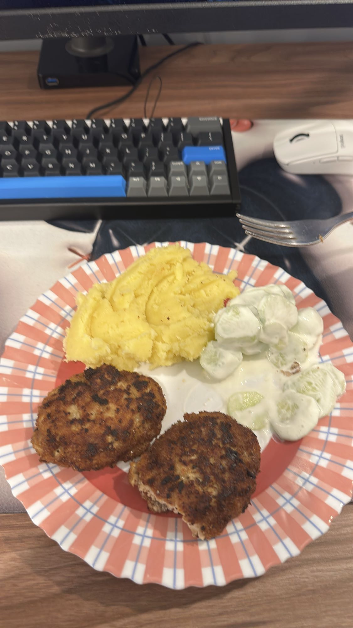 kotlety z ziemniakami i mizerią