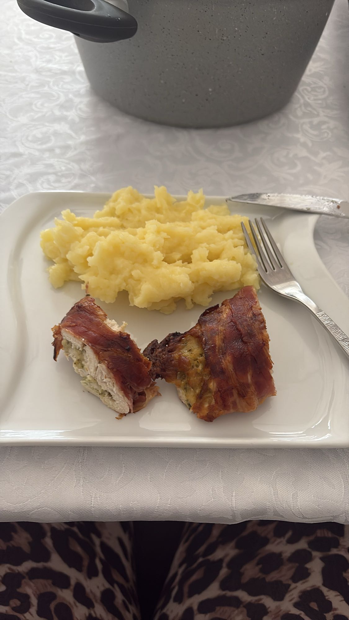 Csirkemell baconben, krumplipüré