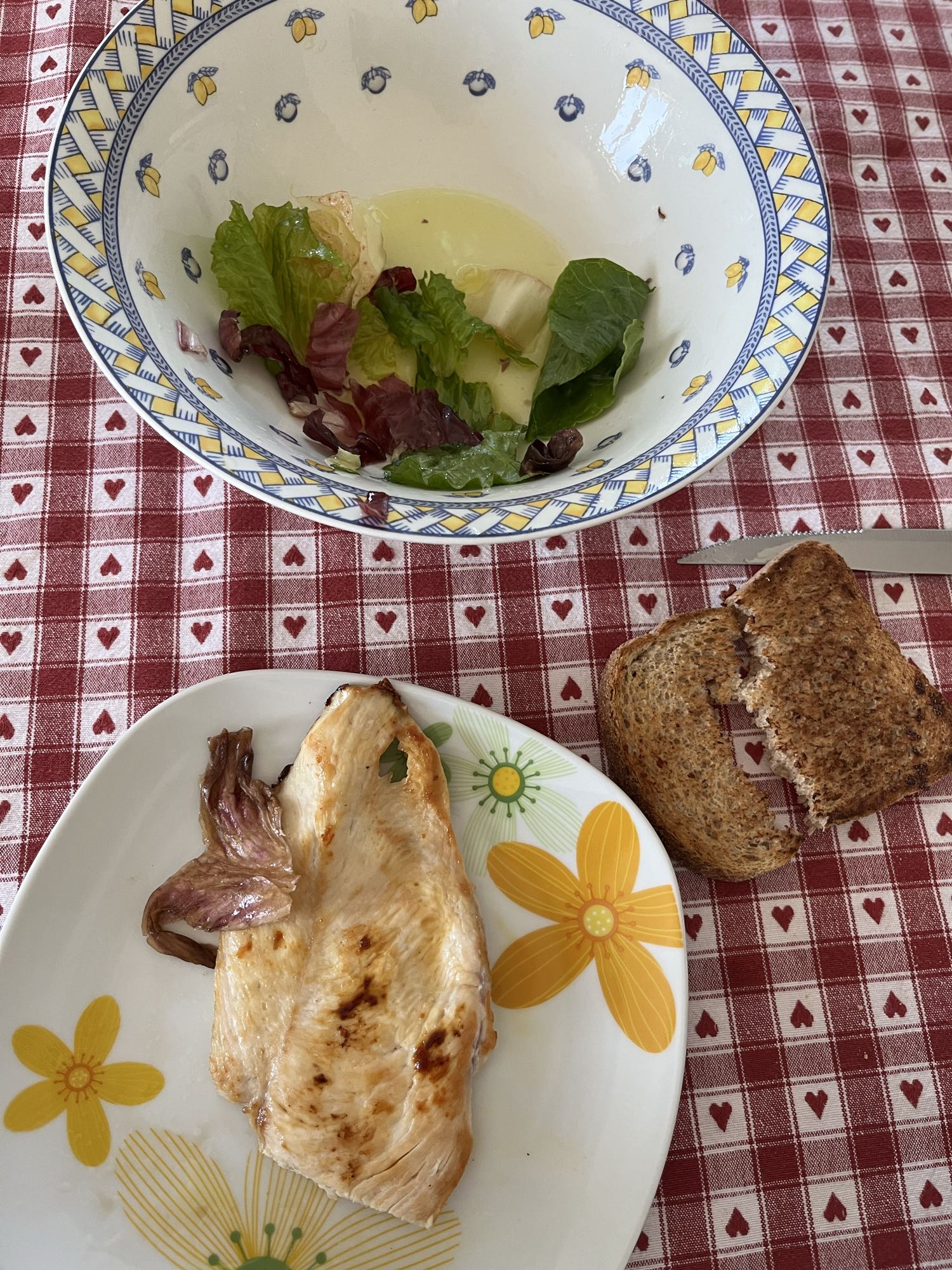 Tavuklu Salata ve Ekmek