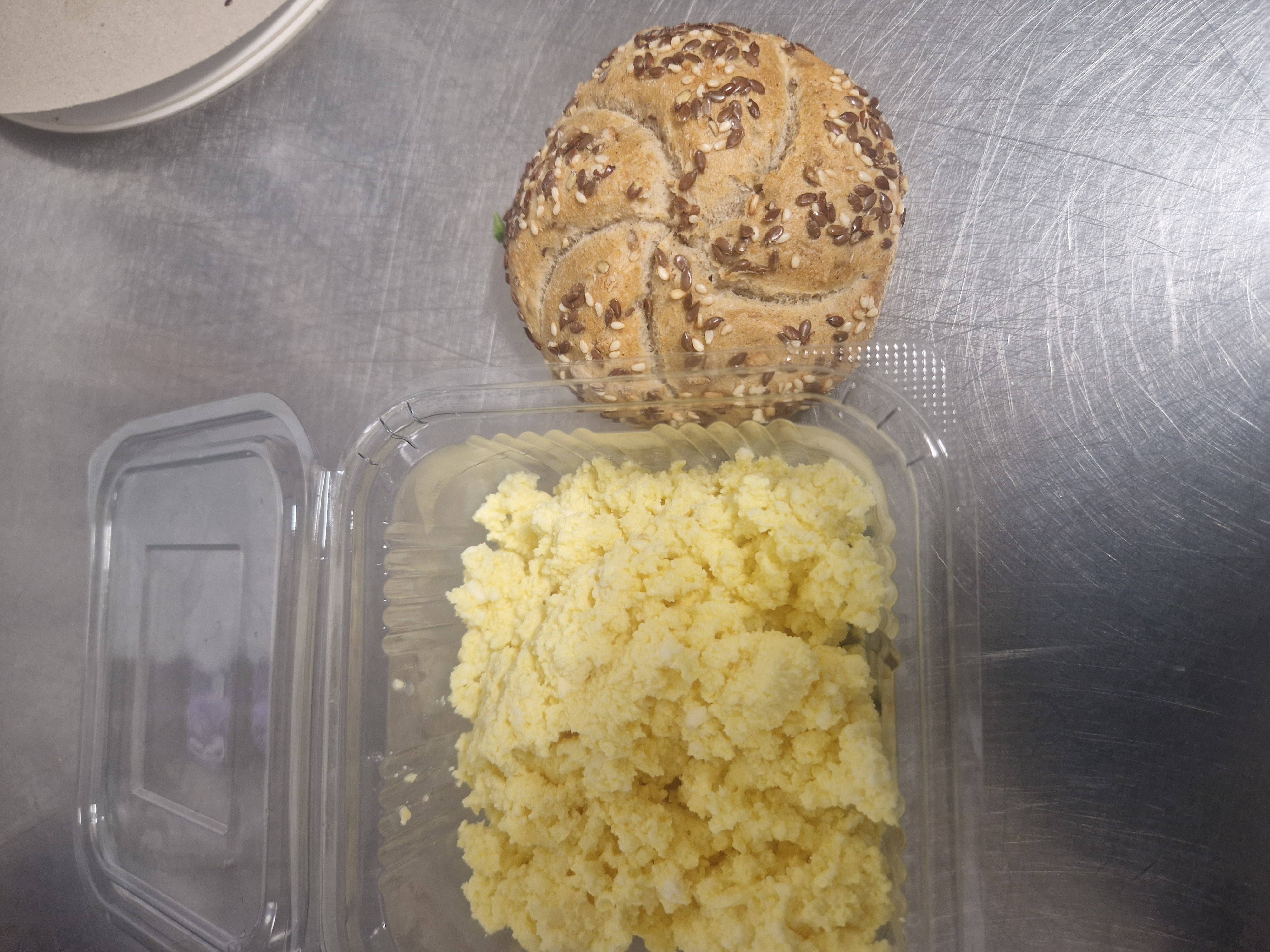 Scrambled eggs & roll