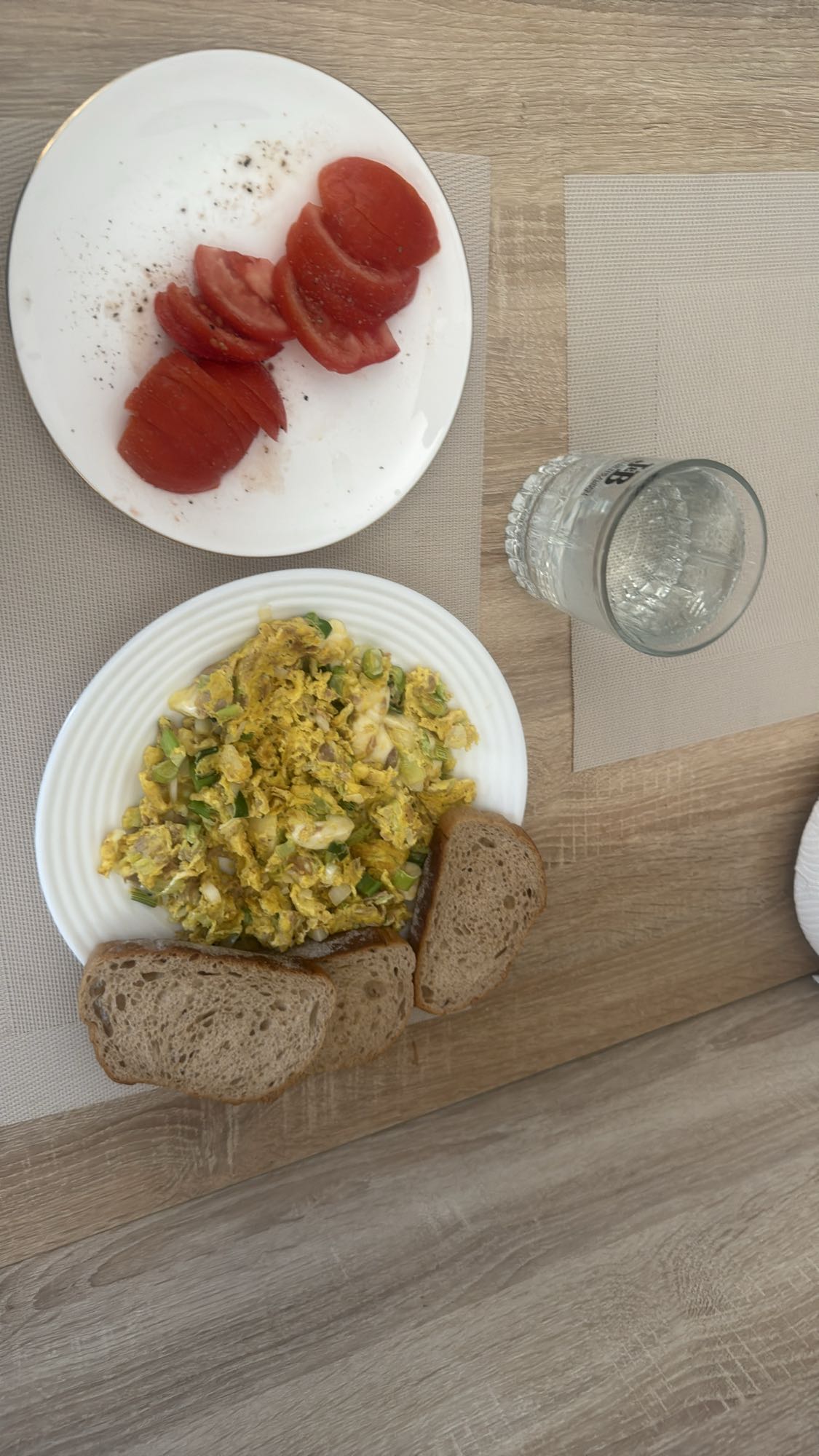 Omletă cu legume și pâine