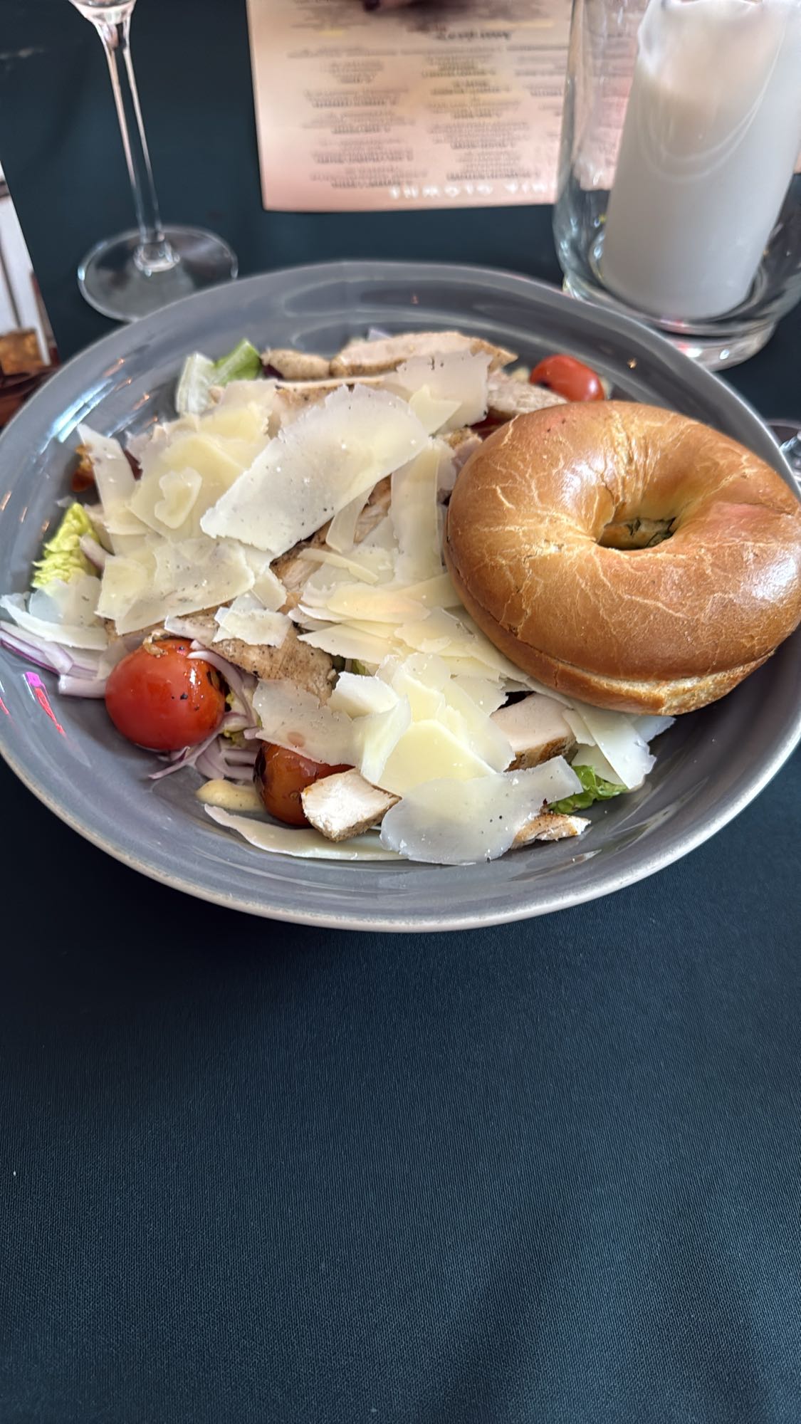 Sałatka z kurczakiem i bajglem