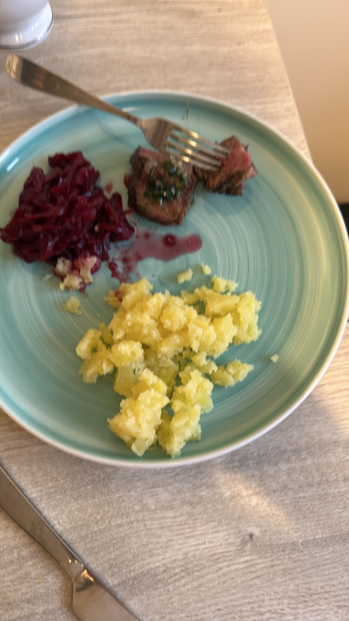 tomahawk stek z buraczkami i ziemniakami