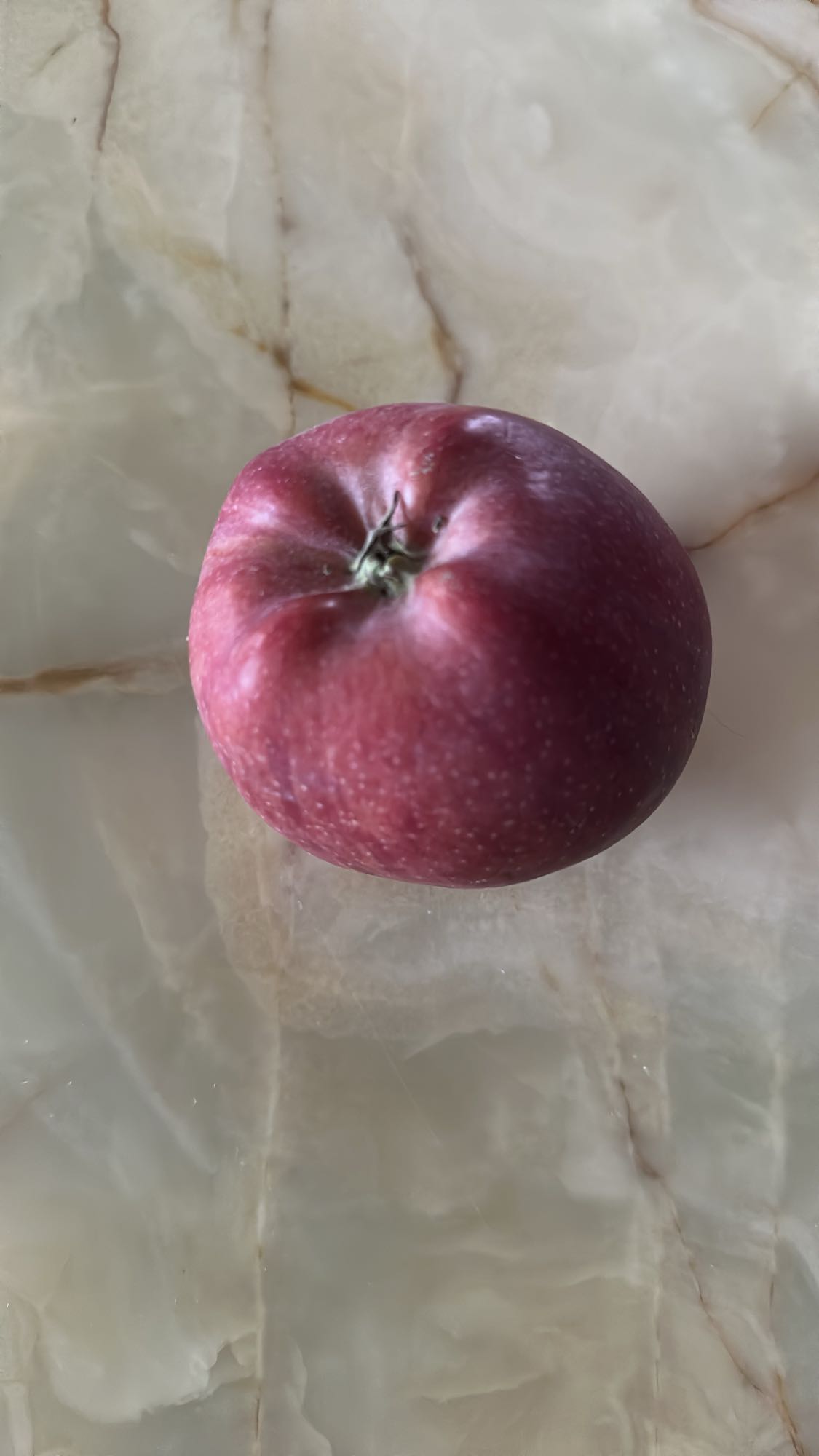 Pomme rouge entière