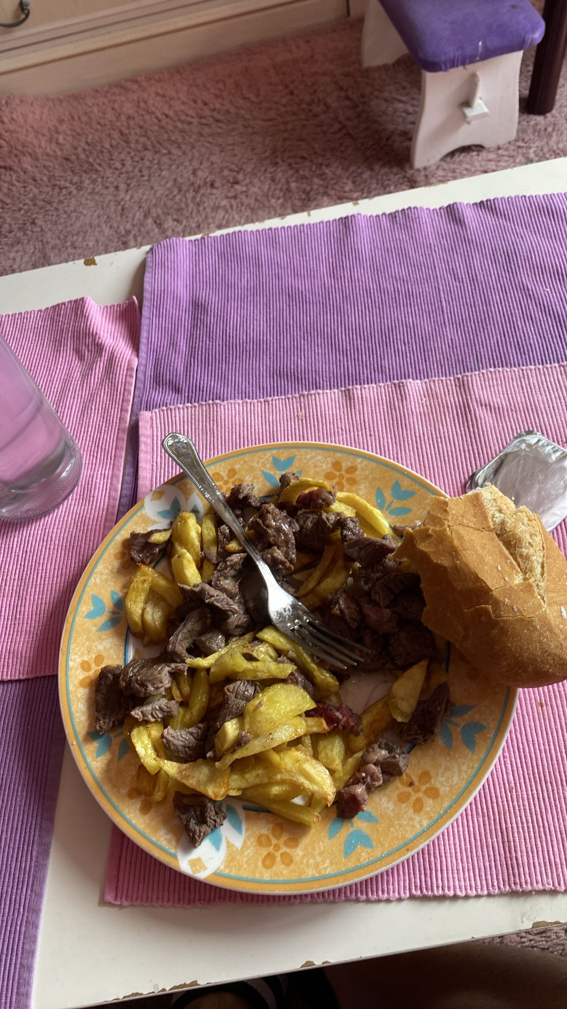 Carne con papas y pan