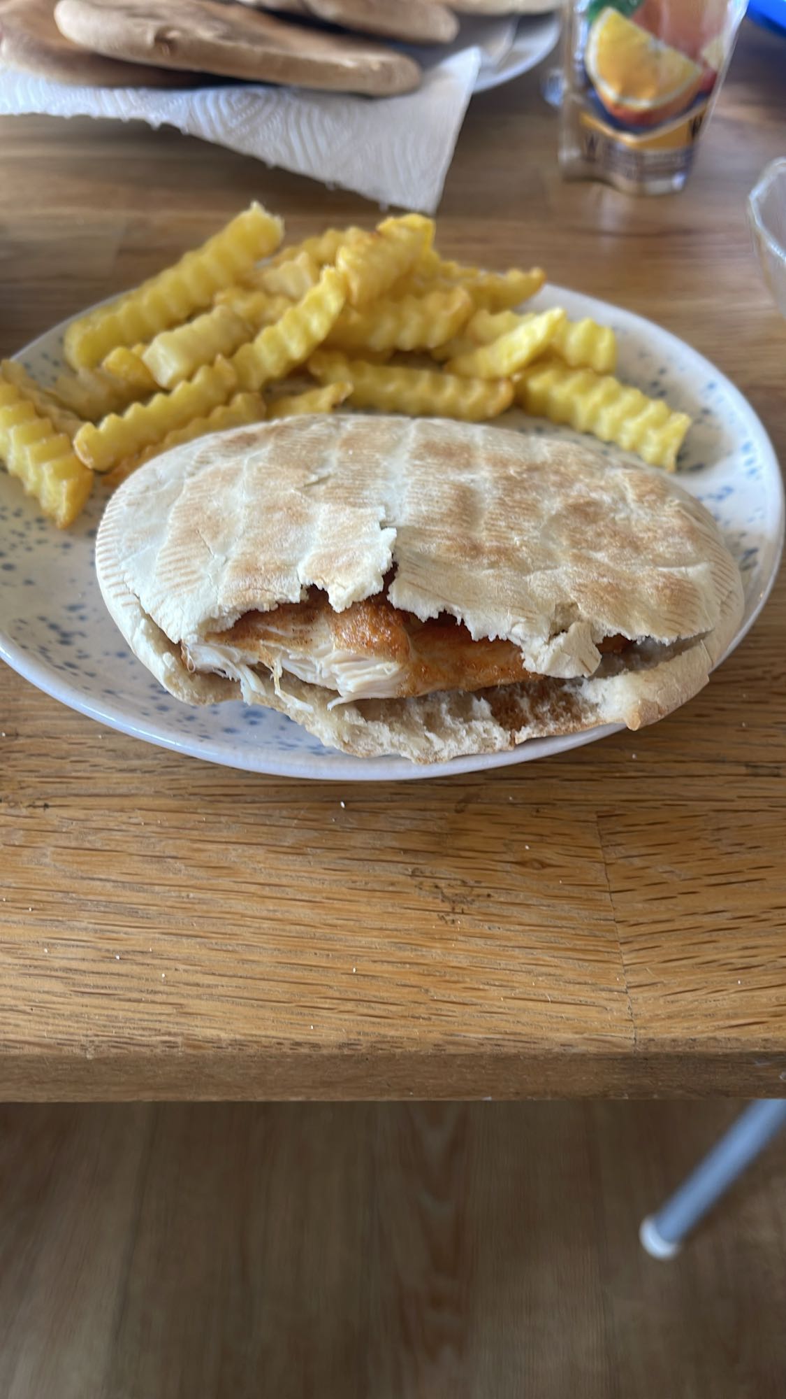 Sandviș cu pui și cartofi