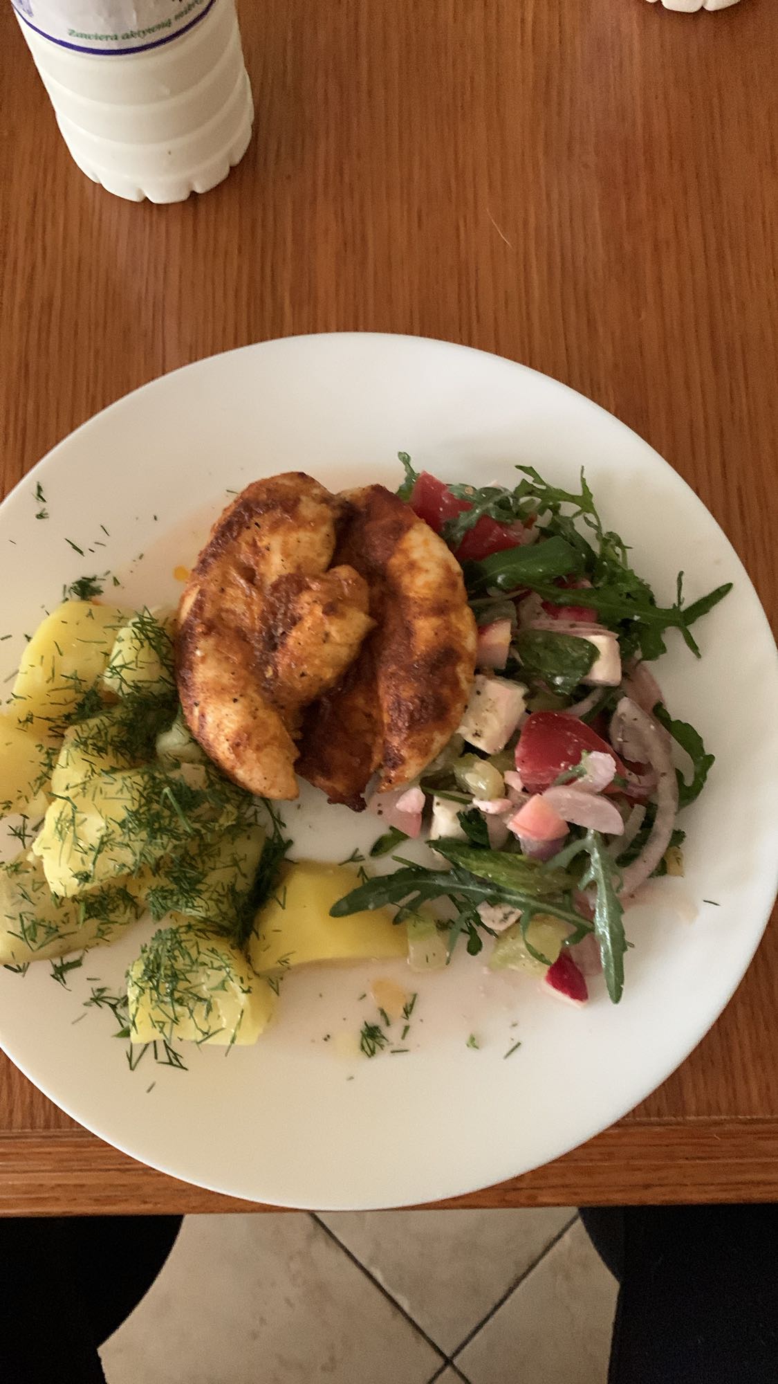 Kurczak z ziemniakami i sałatką