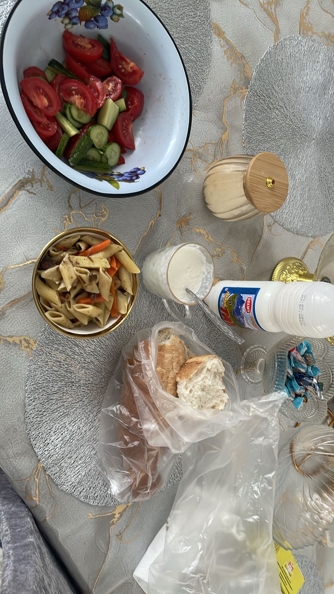 обед с макаронами и айраном
