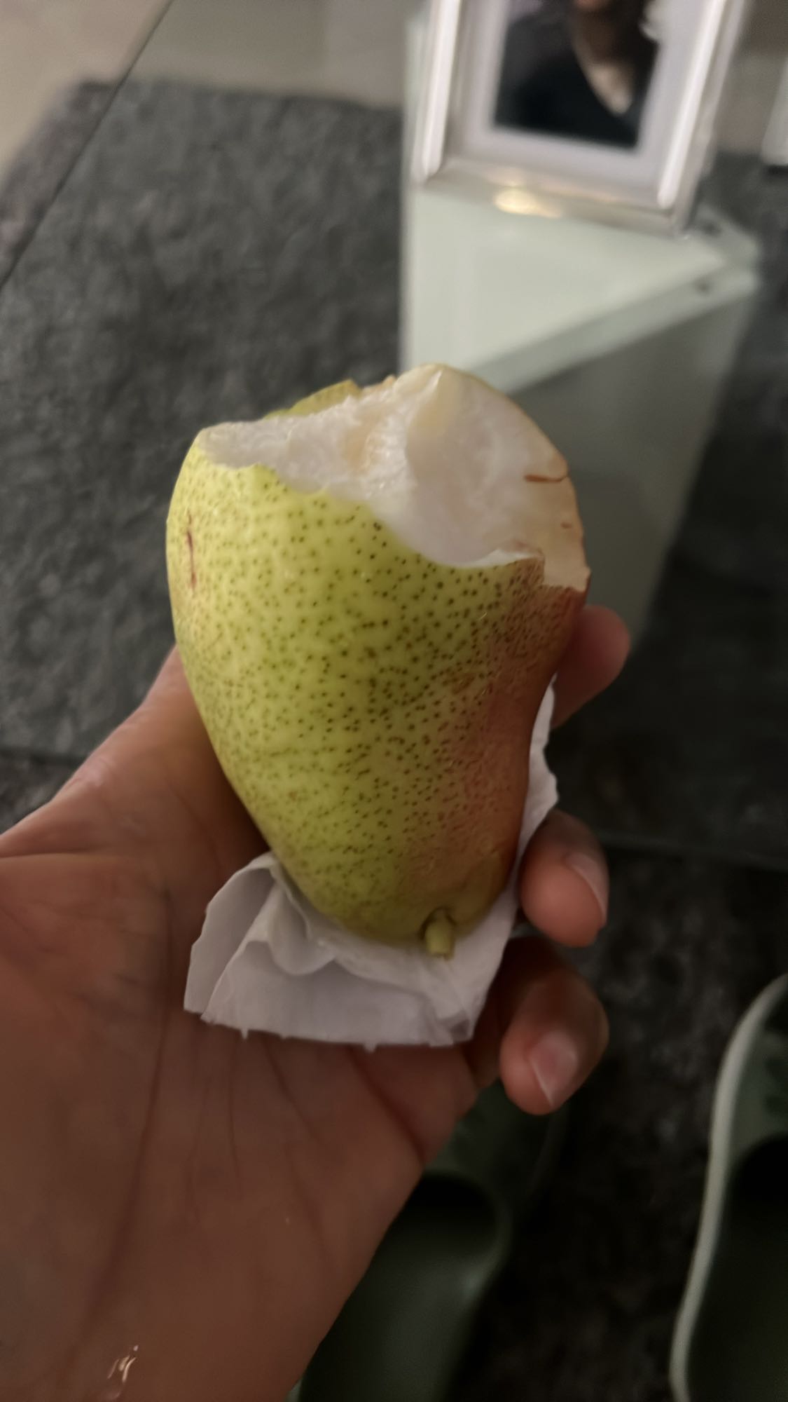 Poire fraîche croquée
