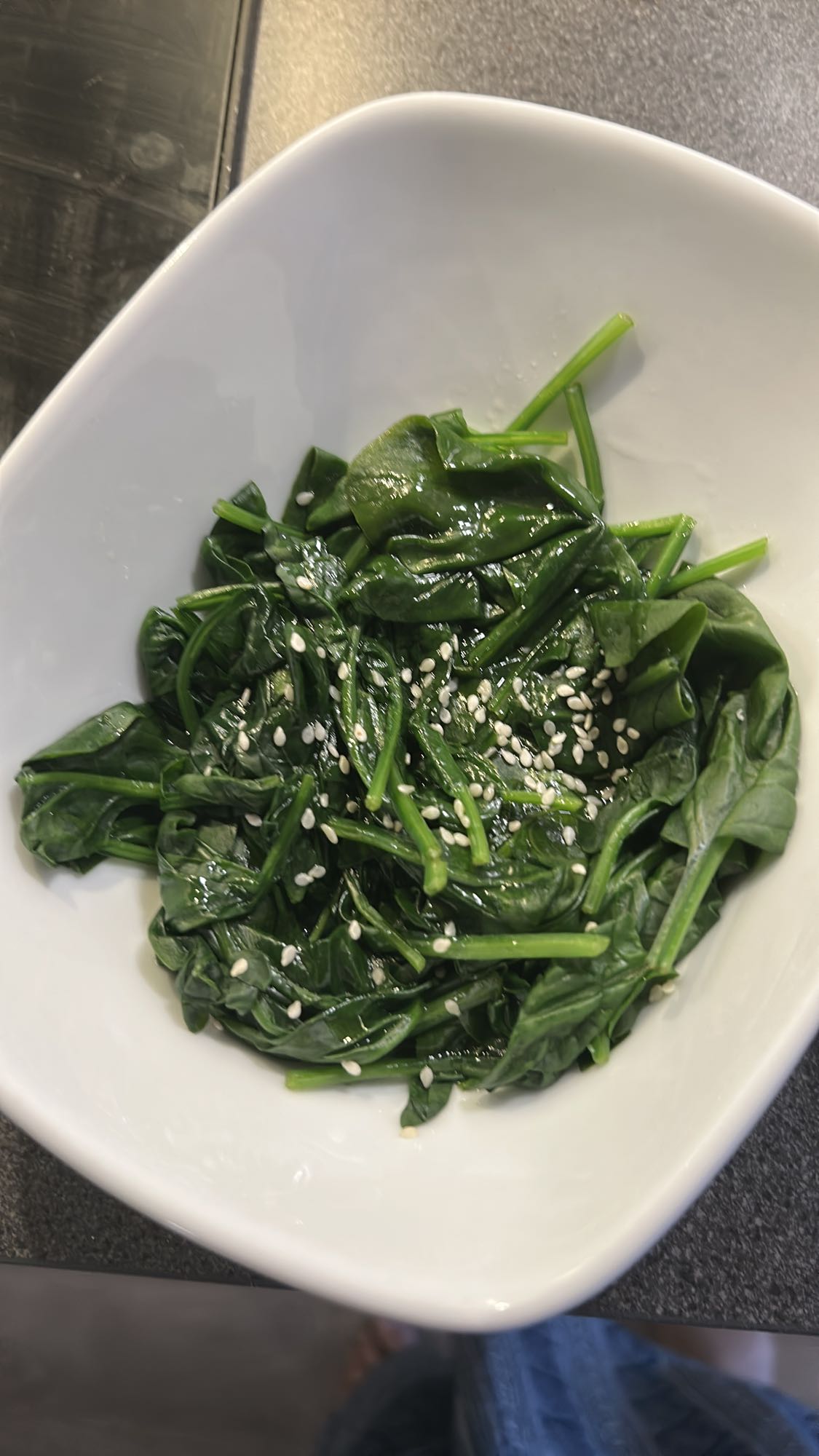 Spinat med sesamfrø