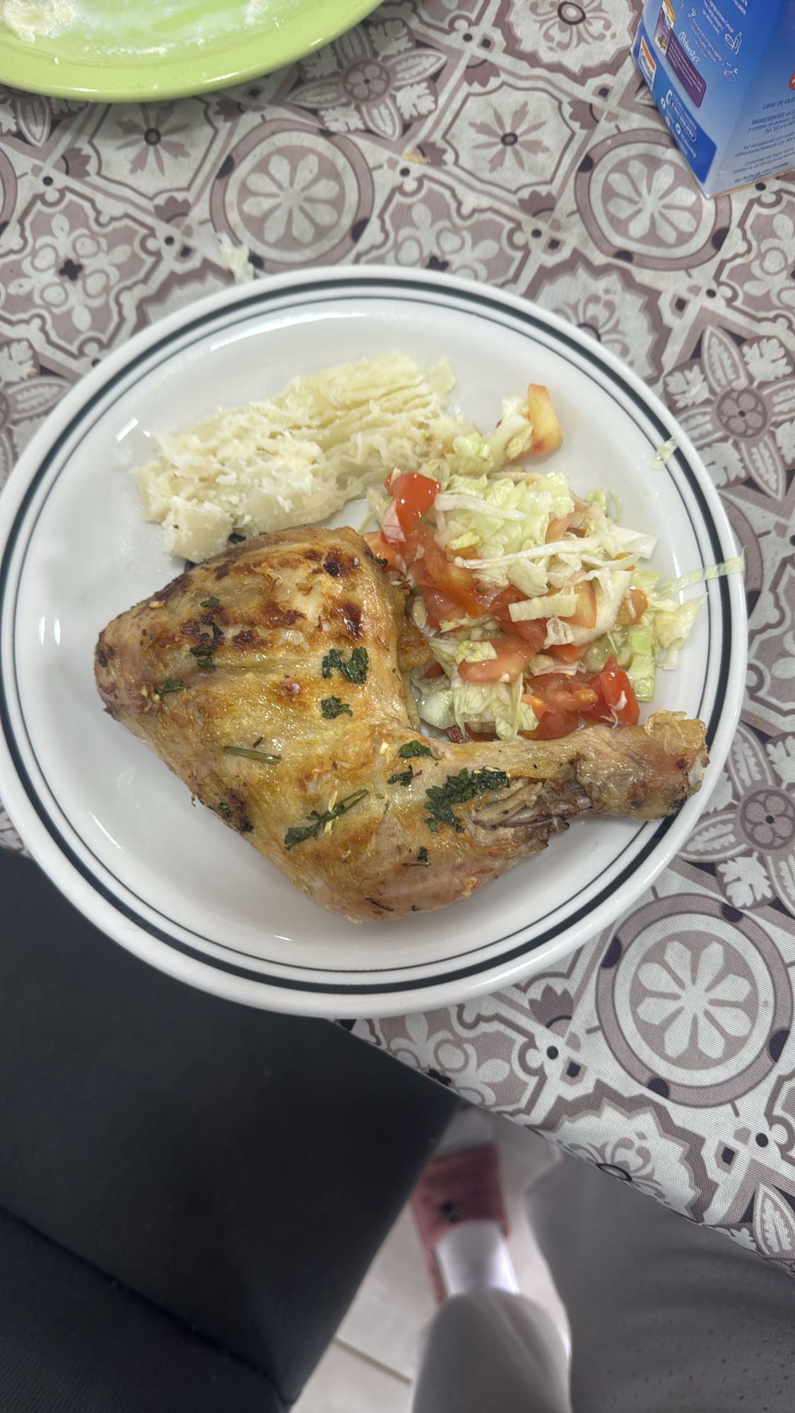 Pollo con ensalada y pasta