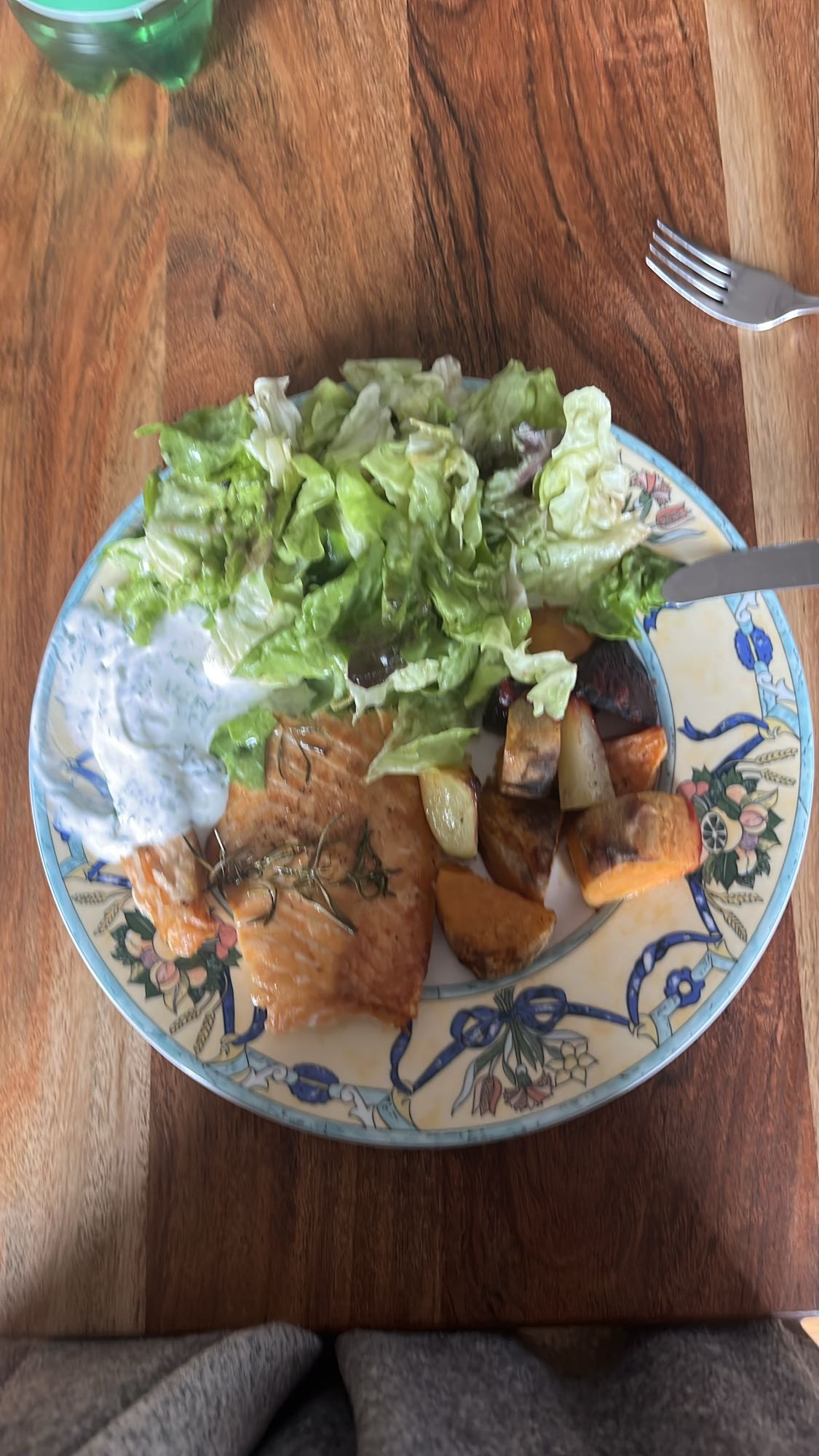 Zalm met salade en aardappel