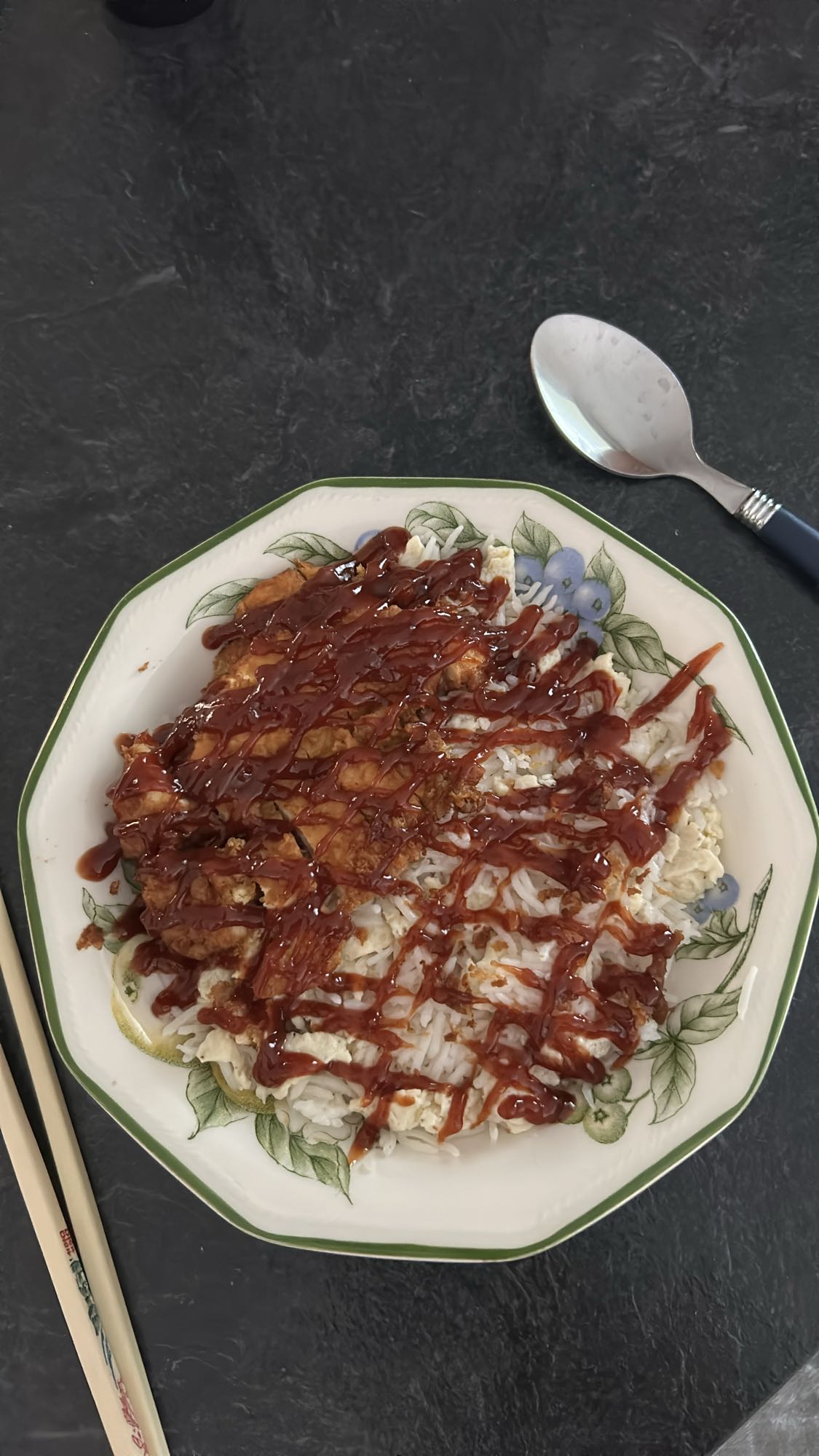 Riz, omelette et sauce