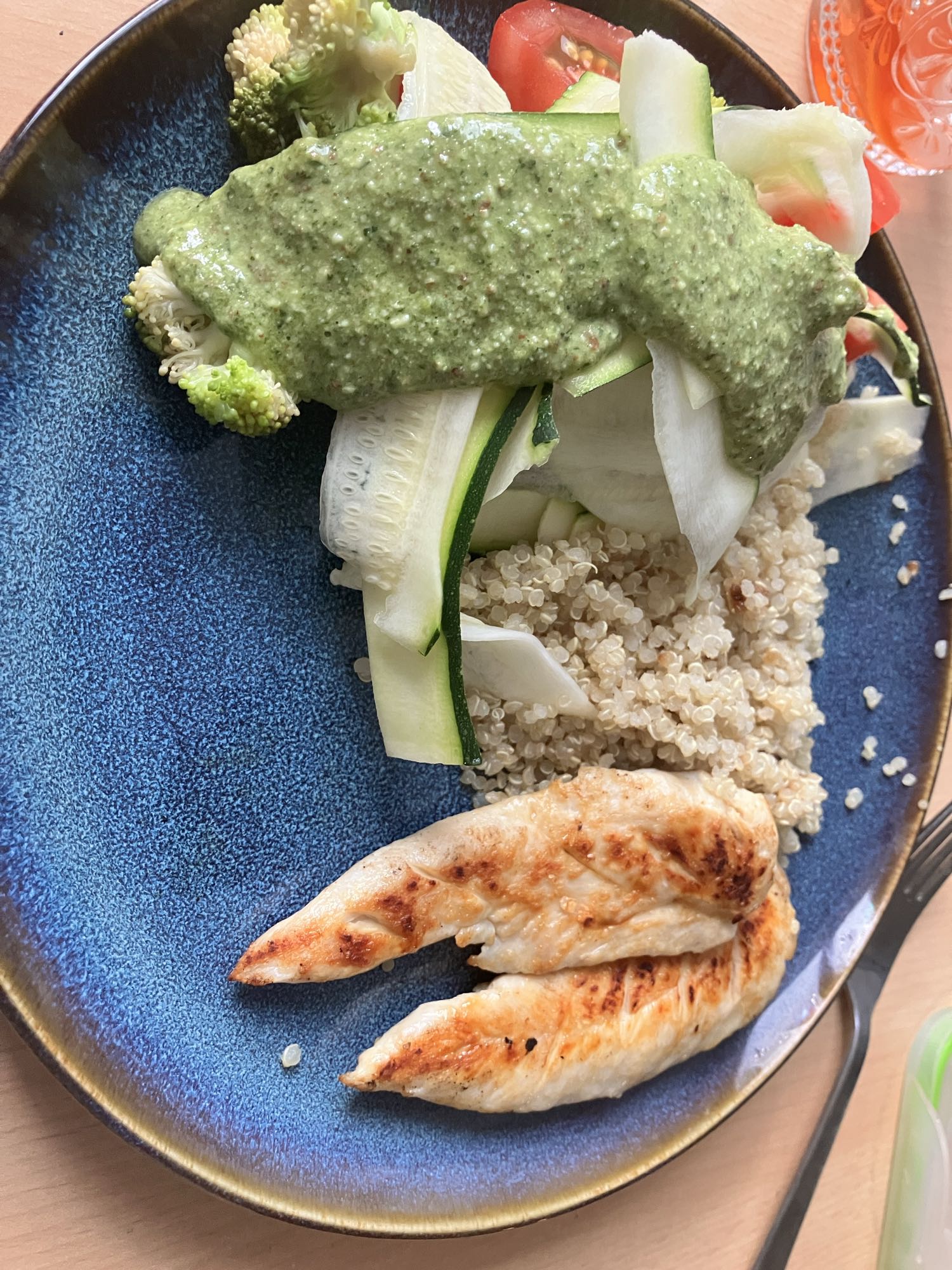 Frango com quinoa e salada