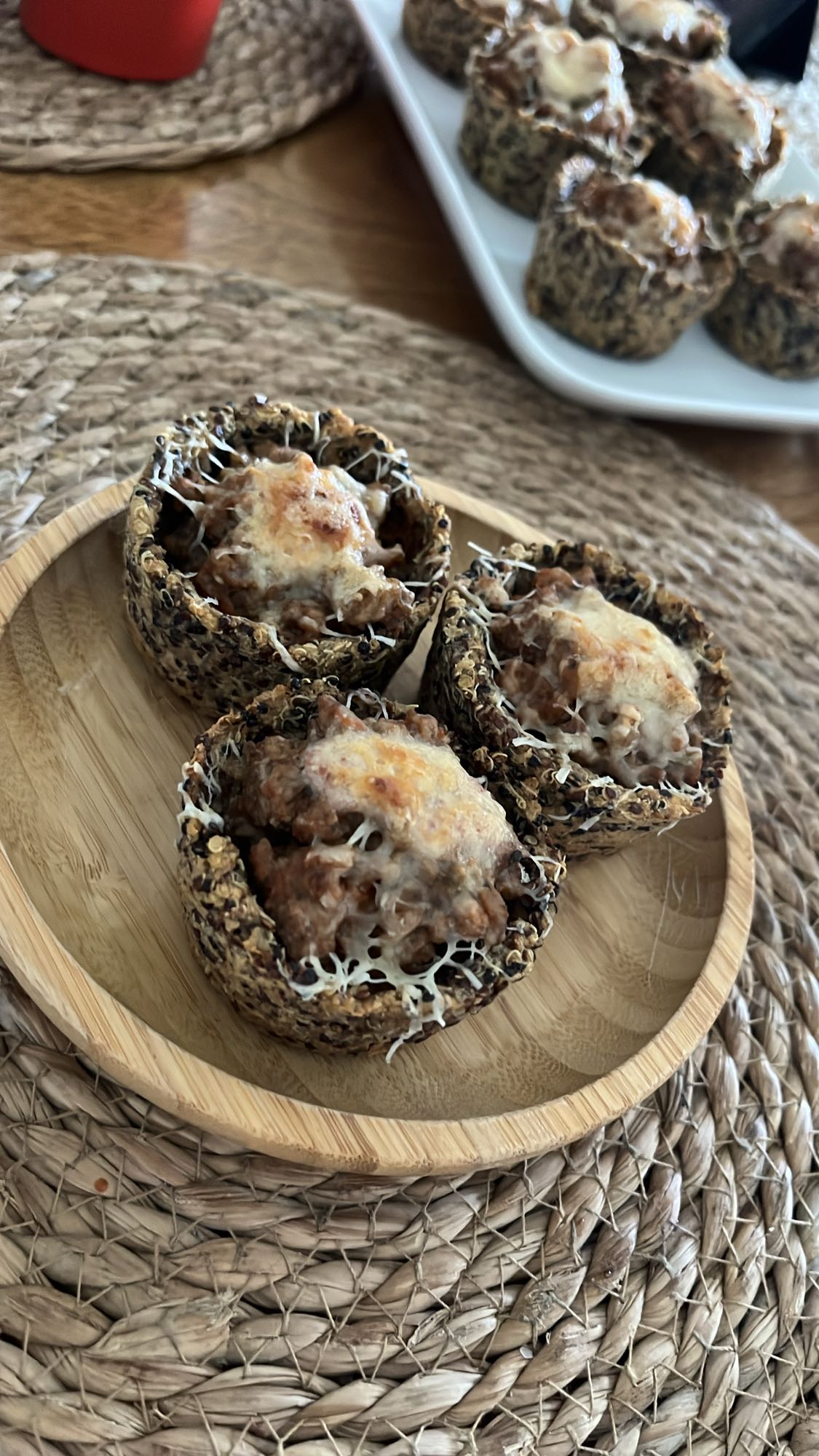 canastitas de quinoa, carne y salsa de yogurt con jamón serrano y bondiola