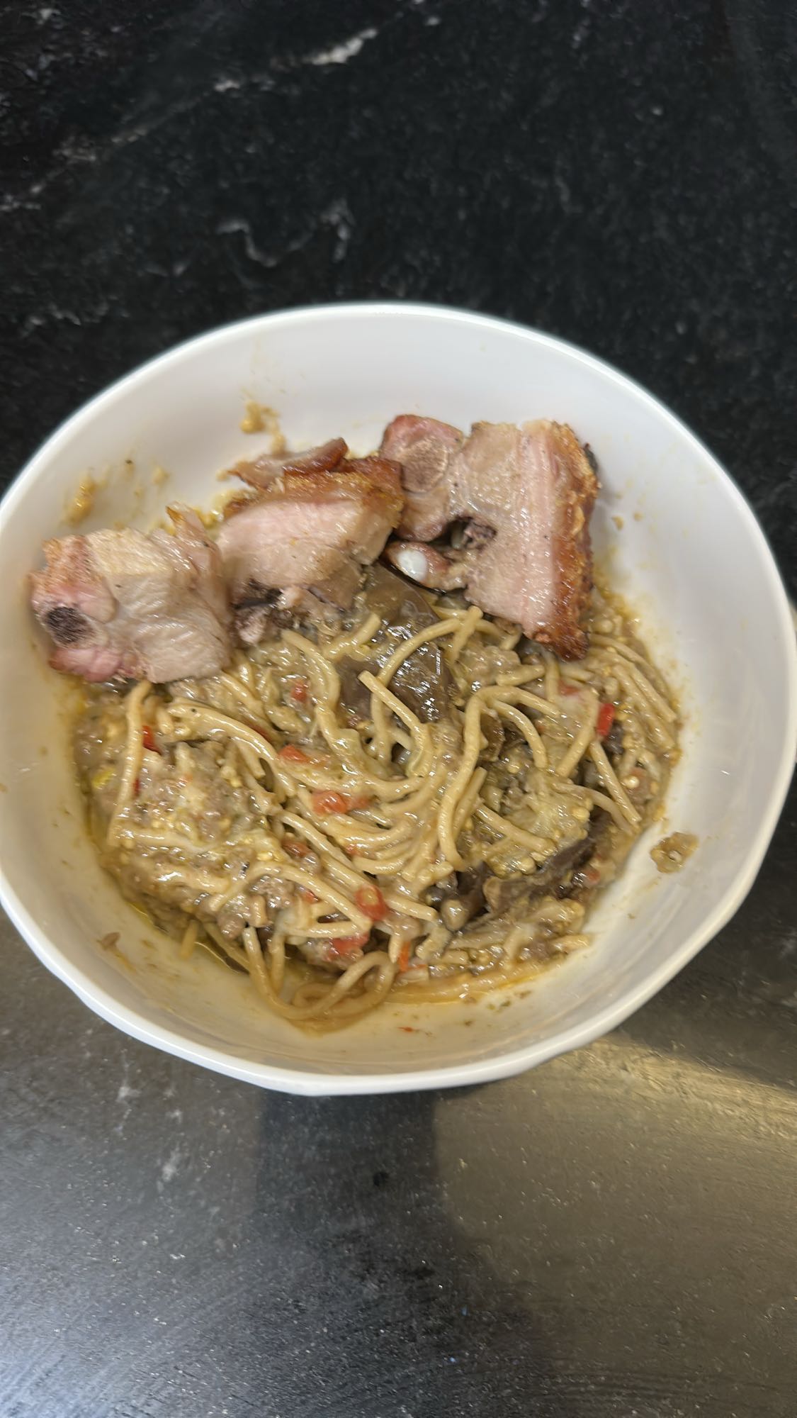 fideos con cerdo asado