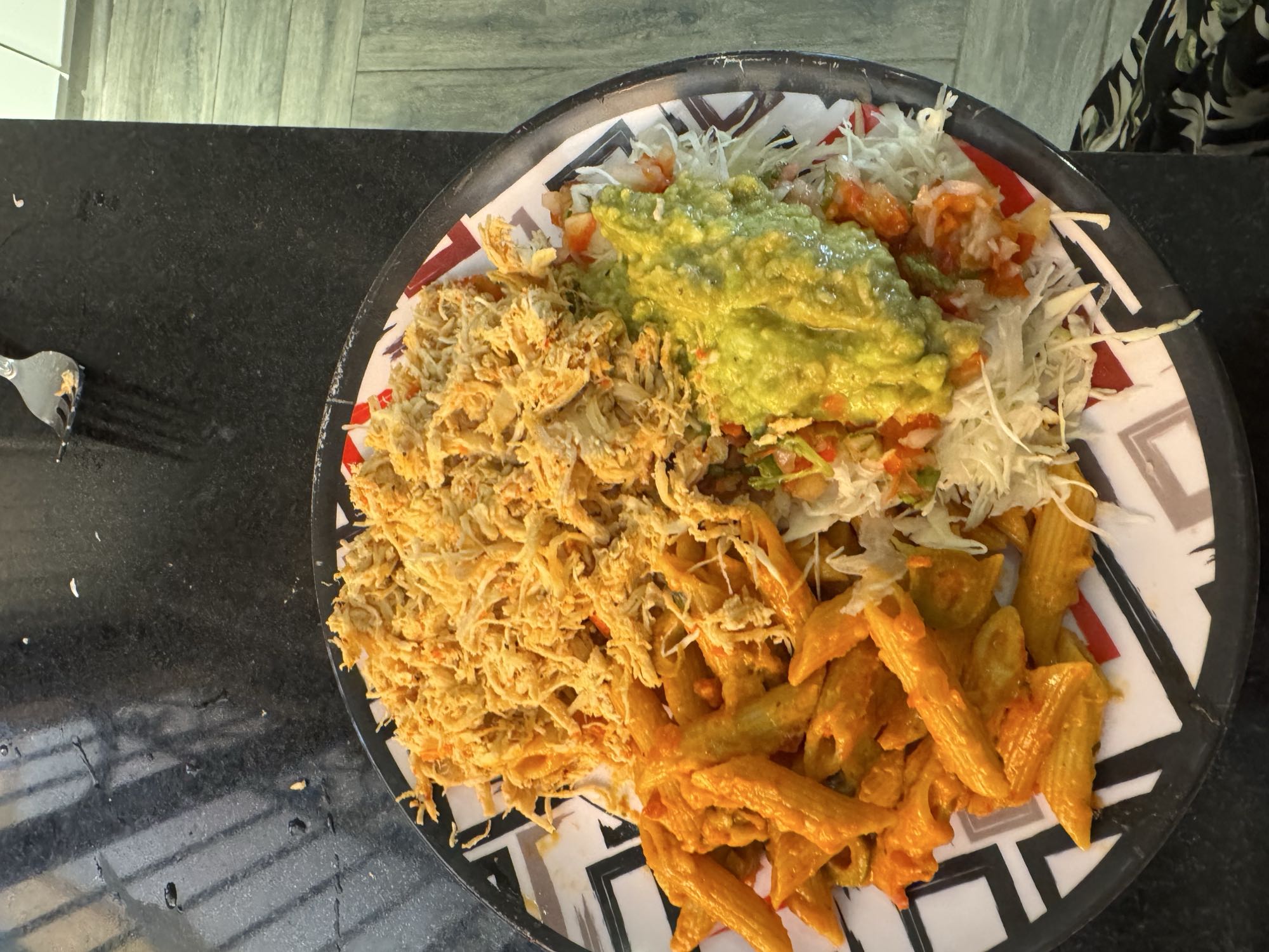 Pollo con pasta y ensalada