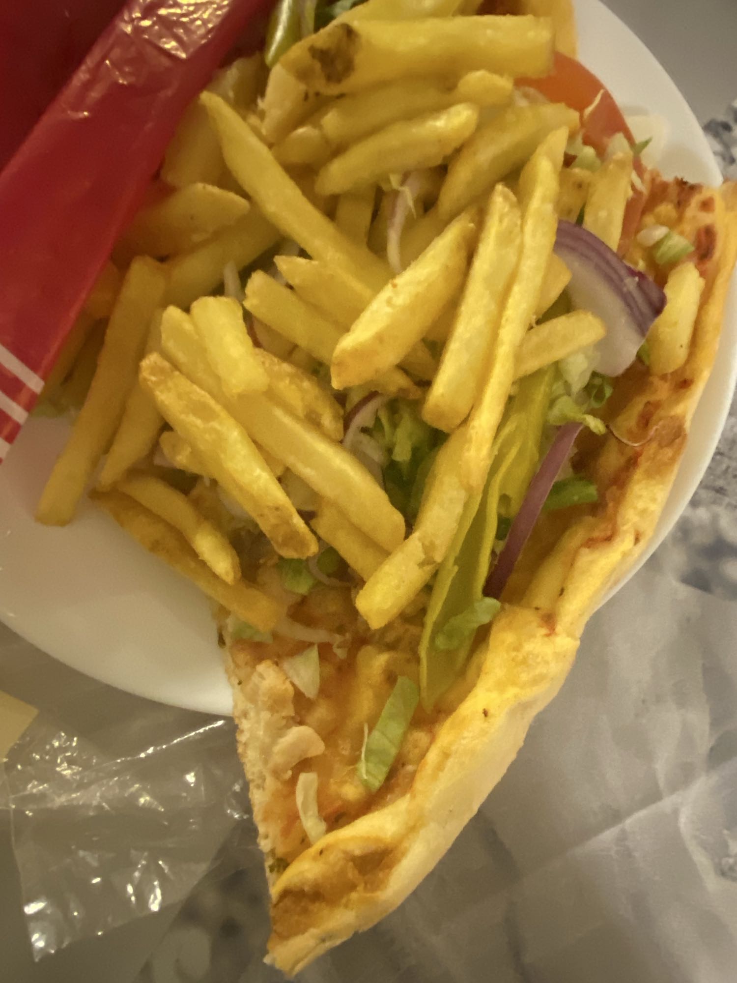 بيتزا مع بطاطا مقلية